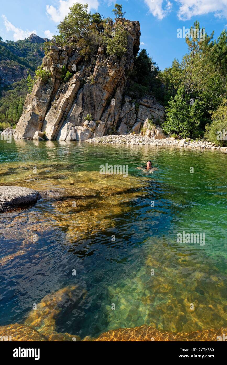Femme nageant dans la rivière Solenzara Banque D'Images