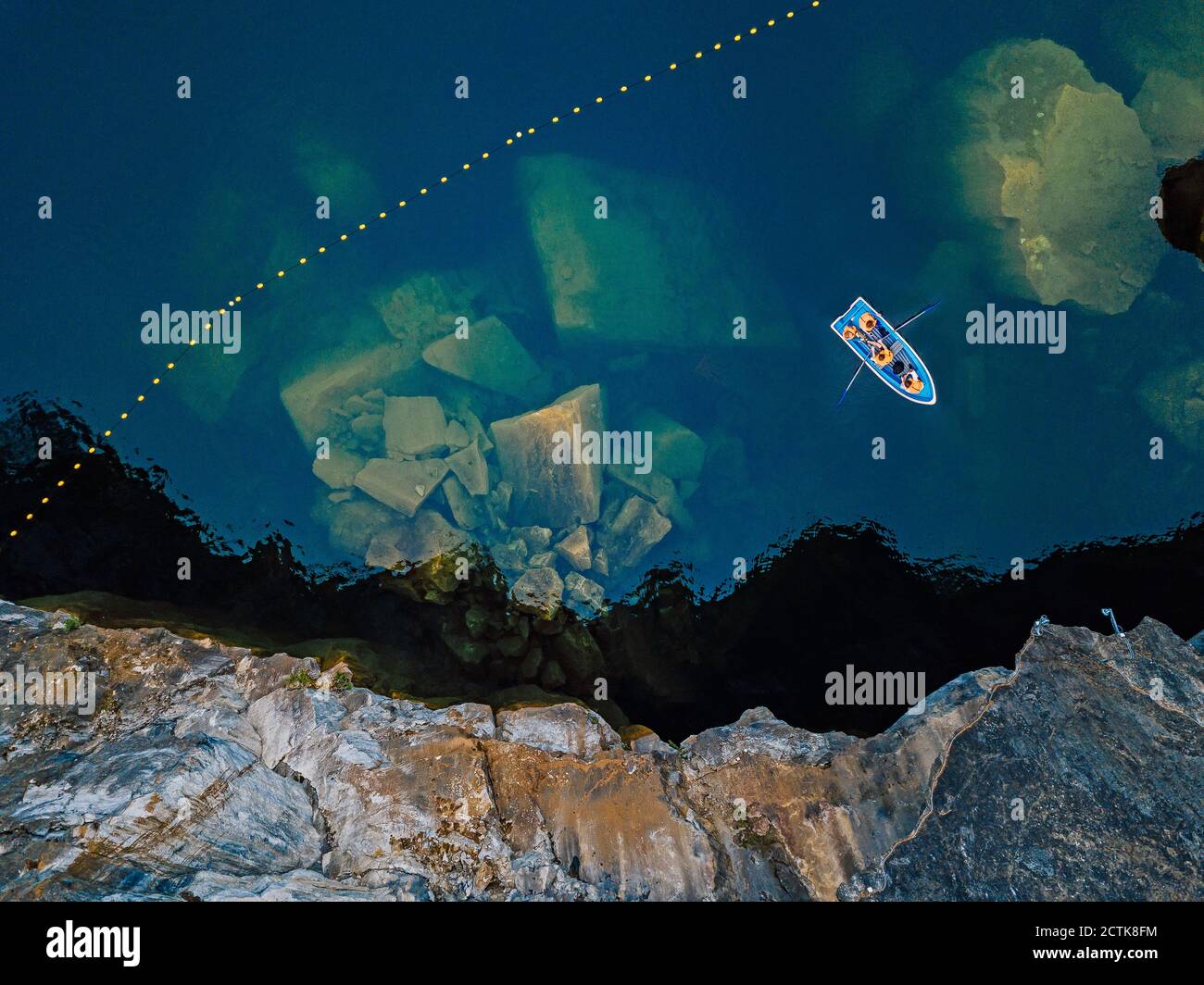Vue aérienne du bateau naviguant sur des rochers de marbre submergés de marbre Lac Banque D'Images