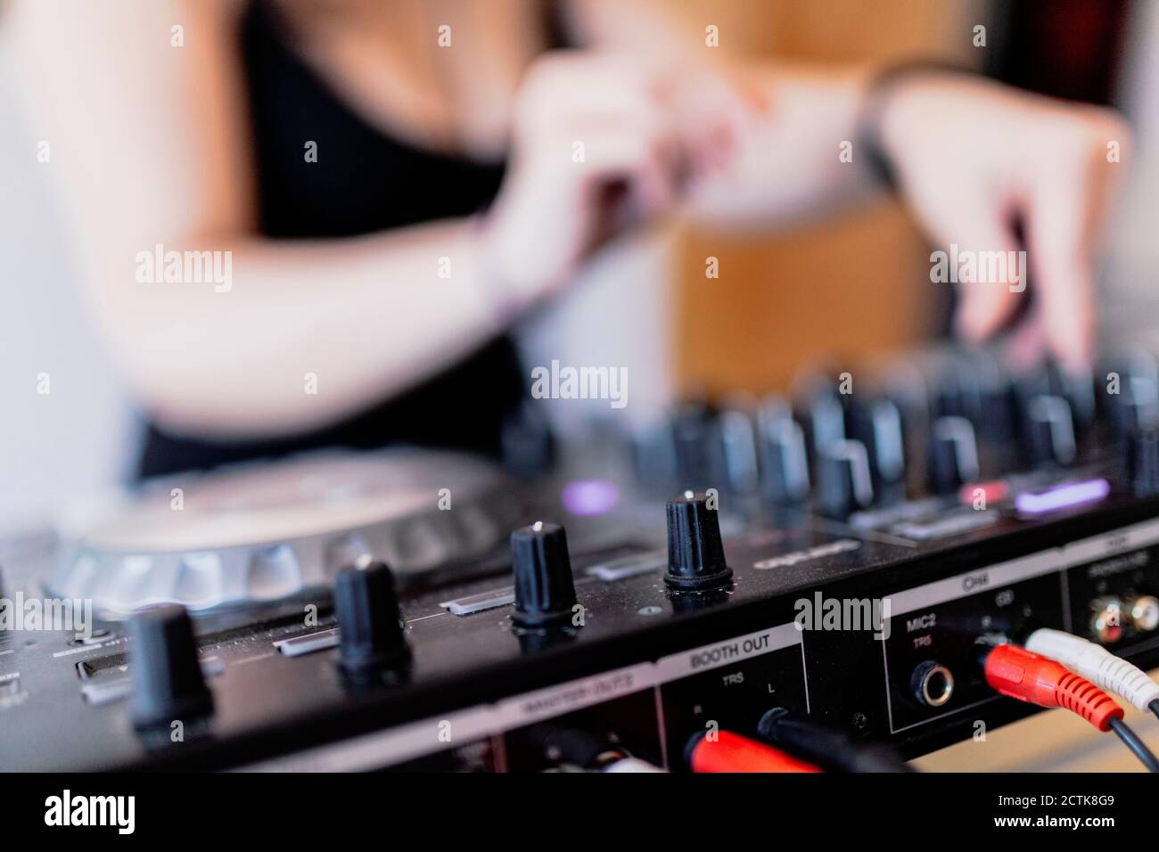 Mi-section du son DJ féminin dans le studio d'enregistrement Banque D'Images