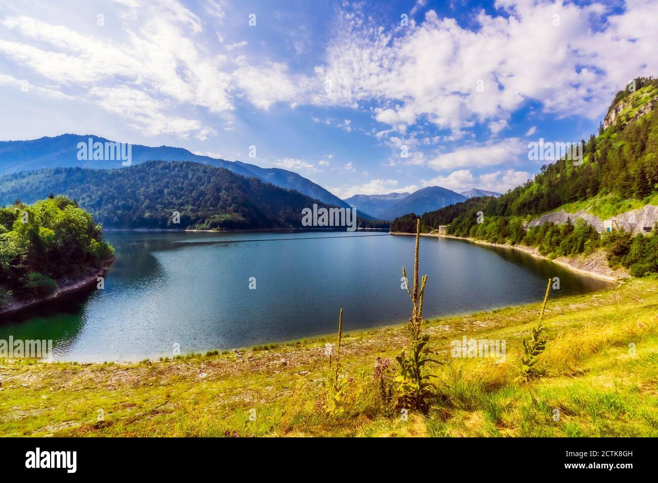 Vue panoramique sur le lac dans la vallée de Lower Inn sur ensoleillé jour d'été Banque D'Images