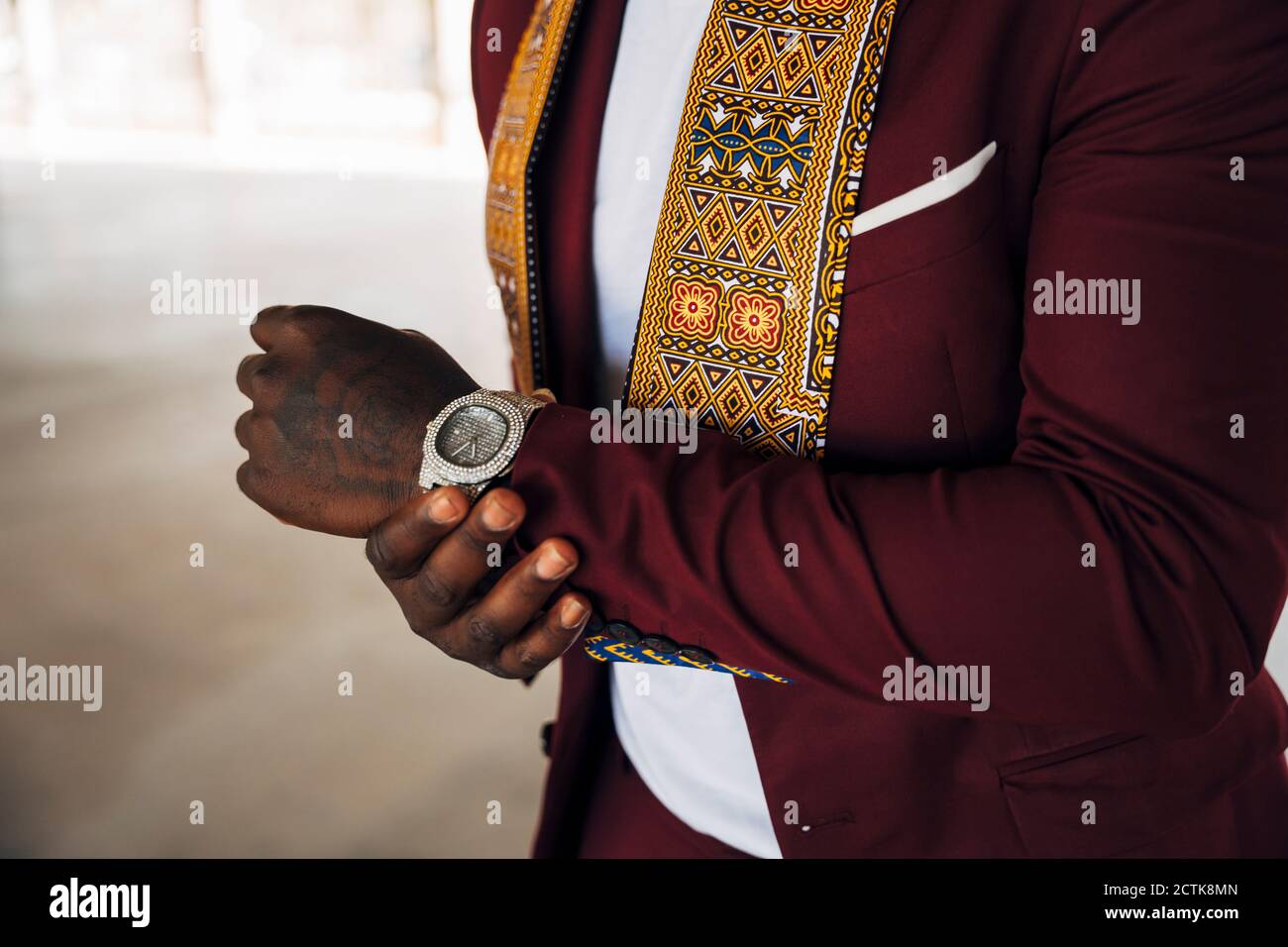 Jeune homme portant un kente traditionnel en costume bâtiment Banque D'Images
