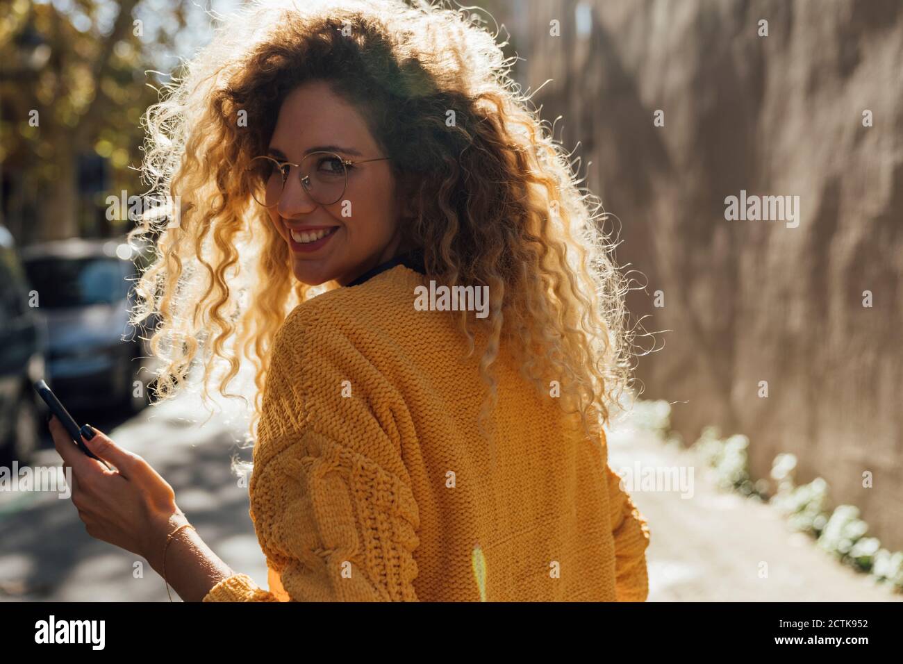 Long blond curly hair Banque de photographies et d'images à haute  résolution - Alamy