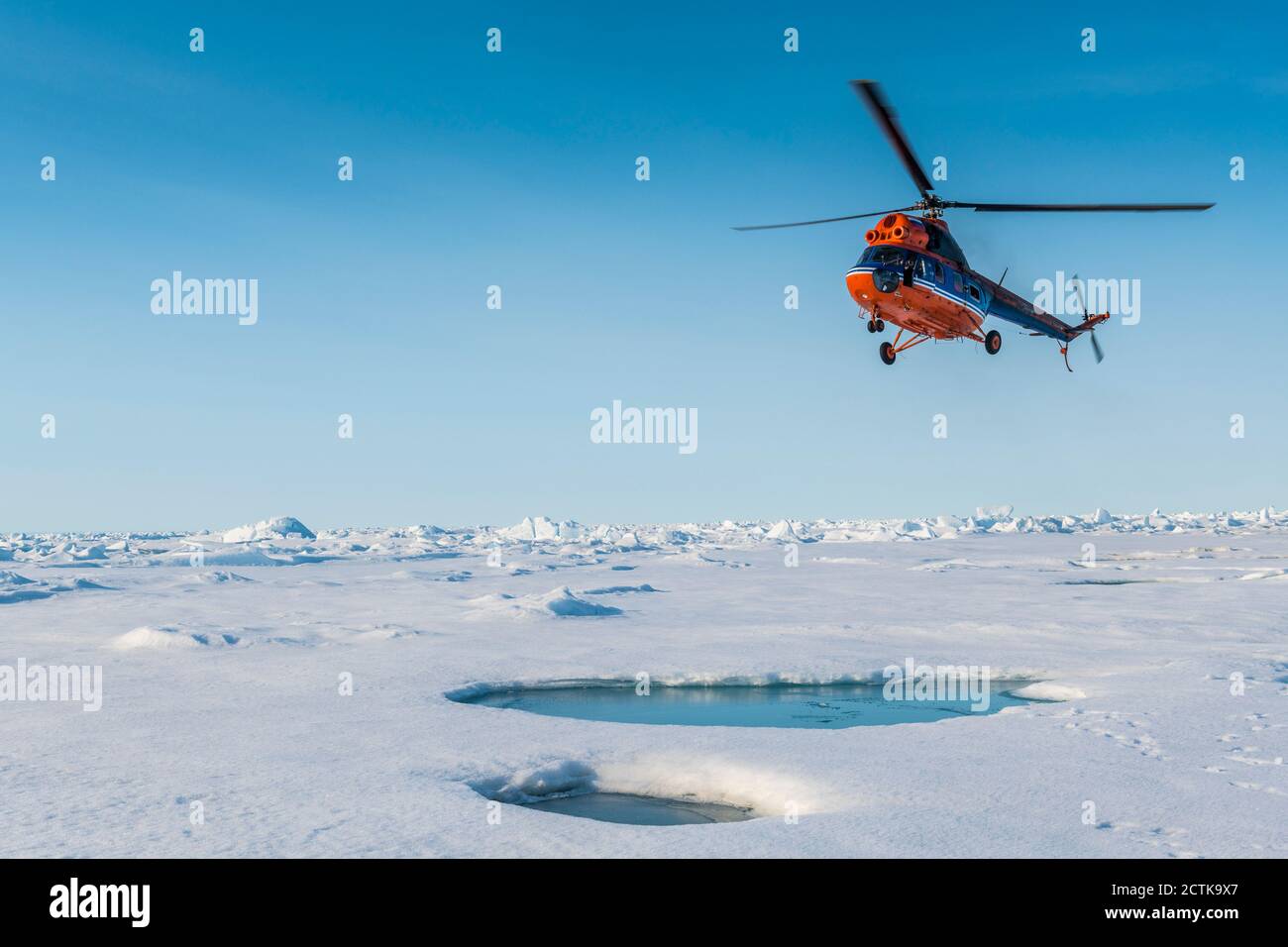 Hélicoptère survolant la fonte de glace au pôle Nord Banque D'Images