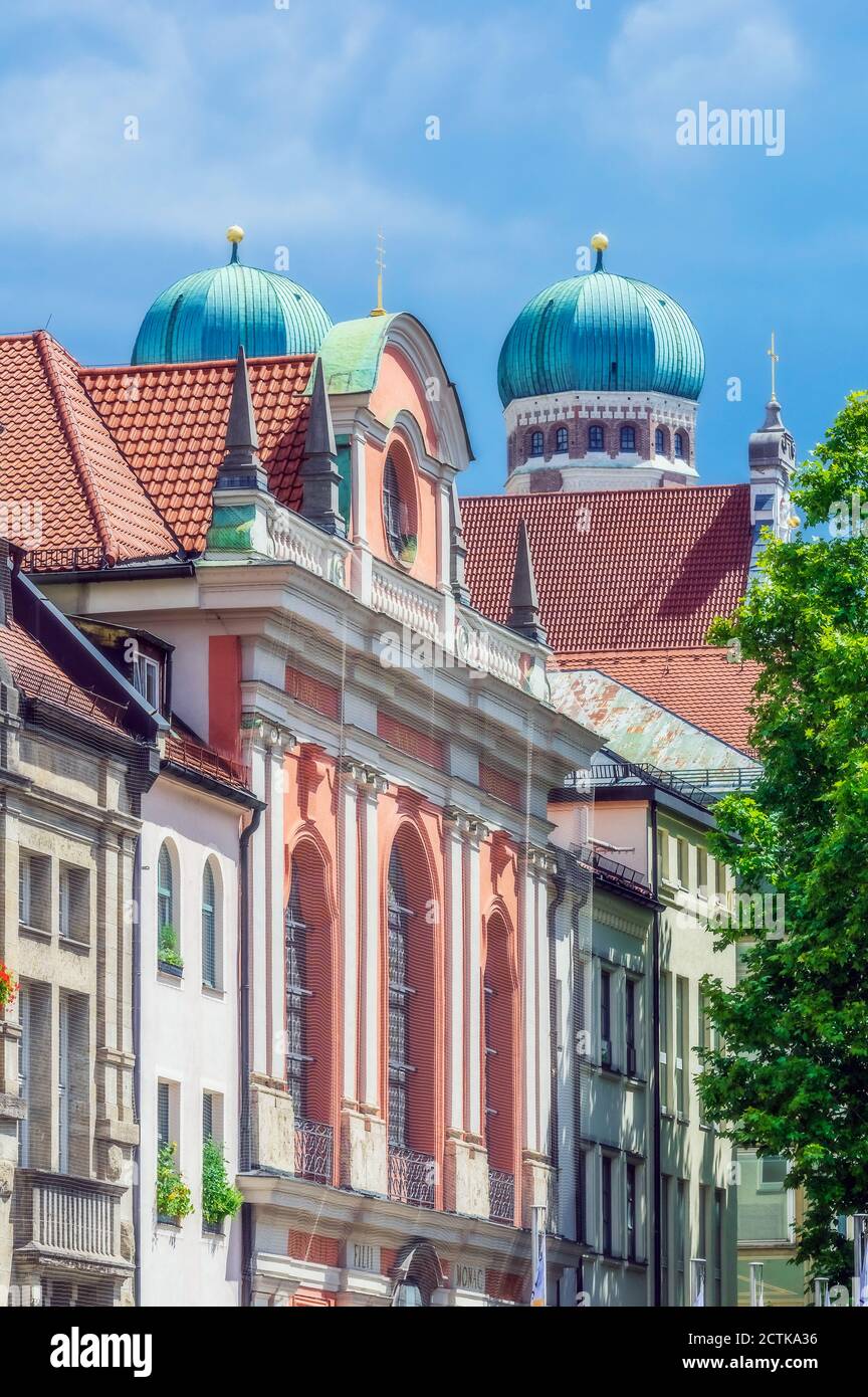 Allemagne, Bavière, Munich, rangée de maisons anciennes avec dômes de Frauenkirche en arrière-plan Banque D'Images