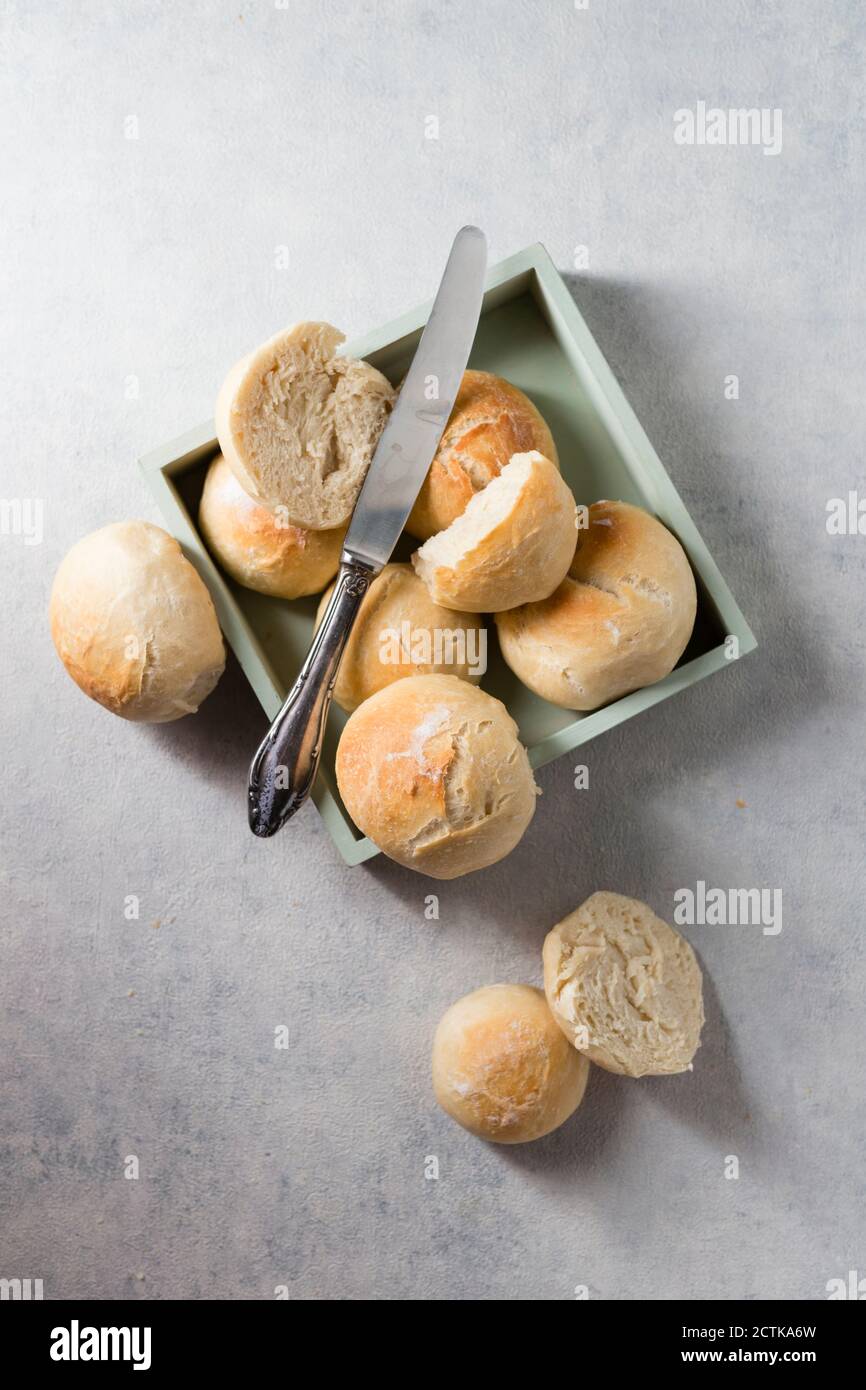 Couteau de table et petits pains frais faits maison Banque D'Images