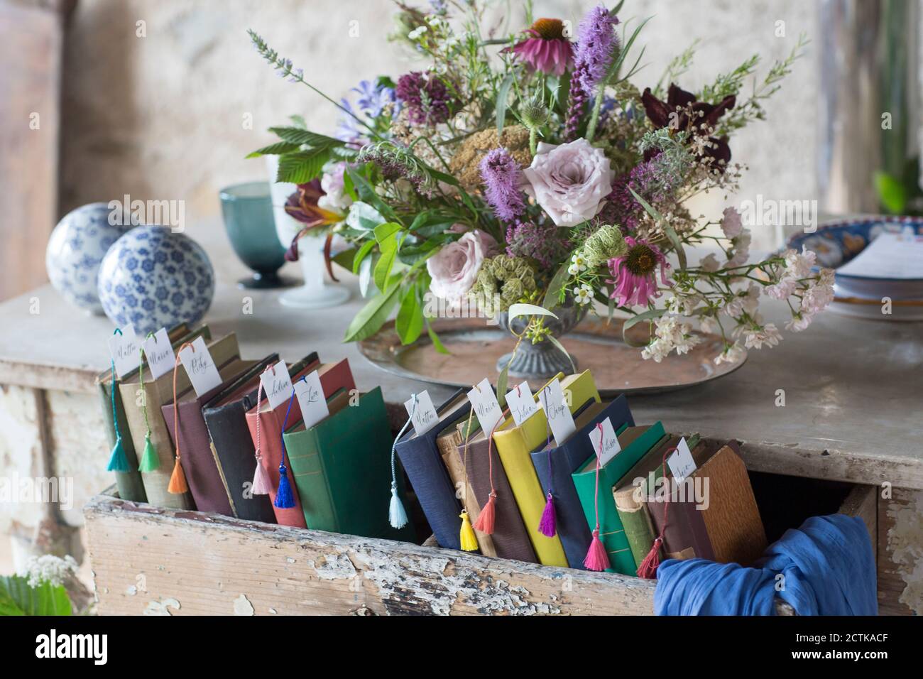 Décoration de fleurs multicolores et livres sur table de mariage Banque D'Images