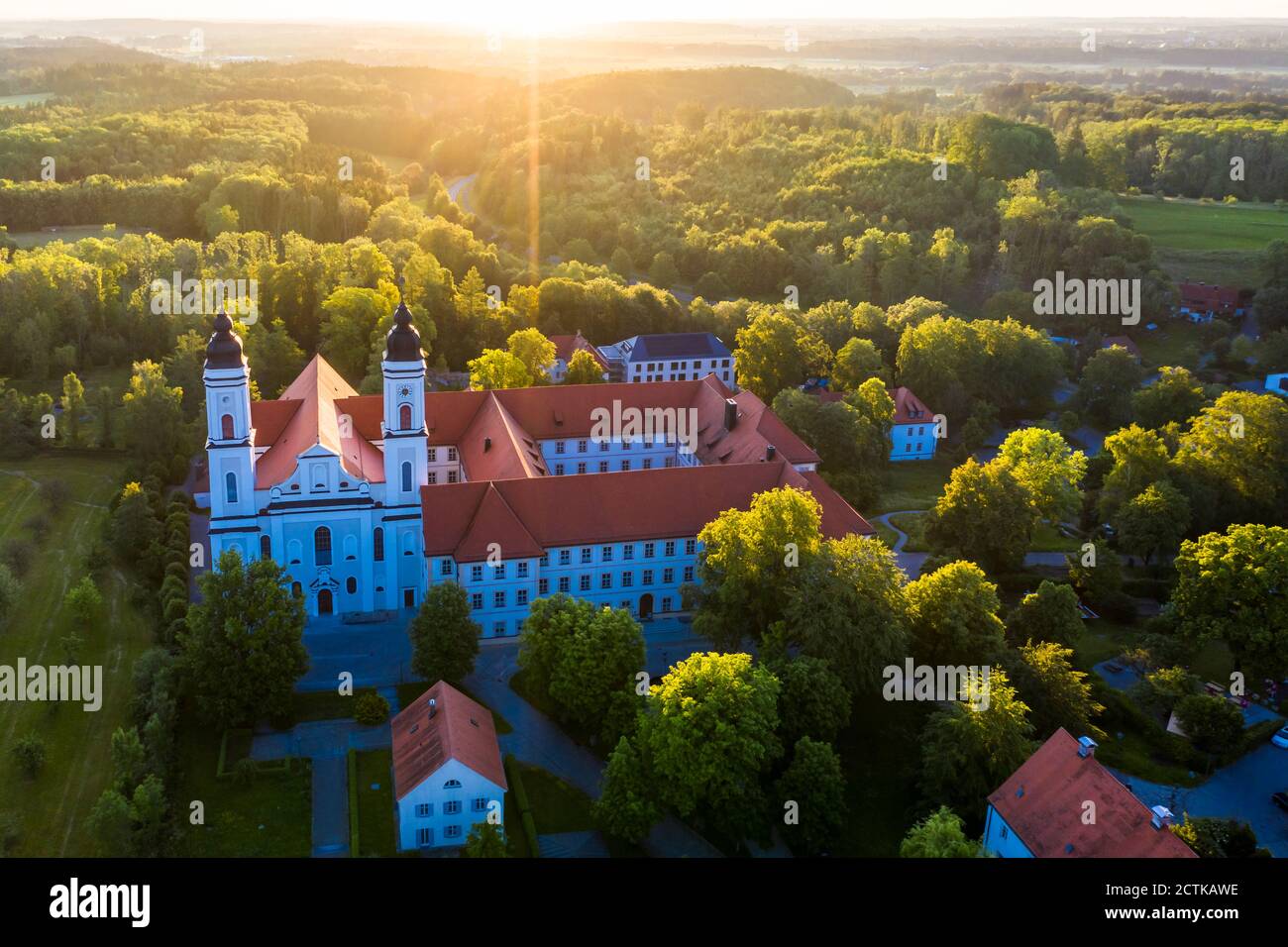 Allemagne, Bavière, Irsee, vue en hélicoptère de l'abbaye d'Irsee au lever du soleil Banque D'Images