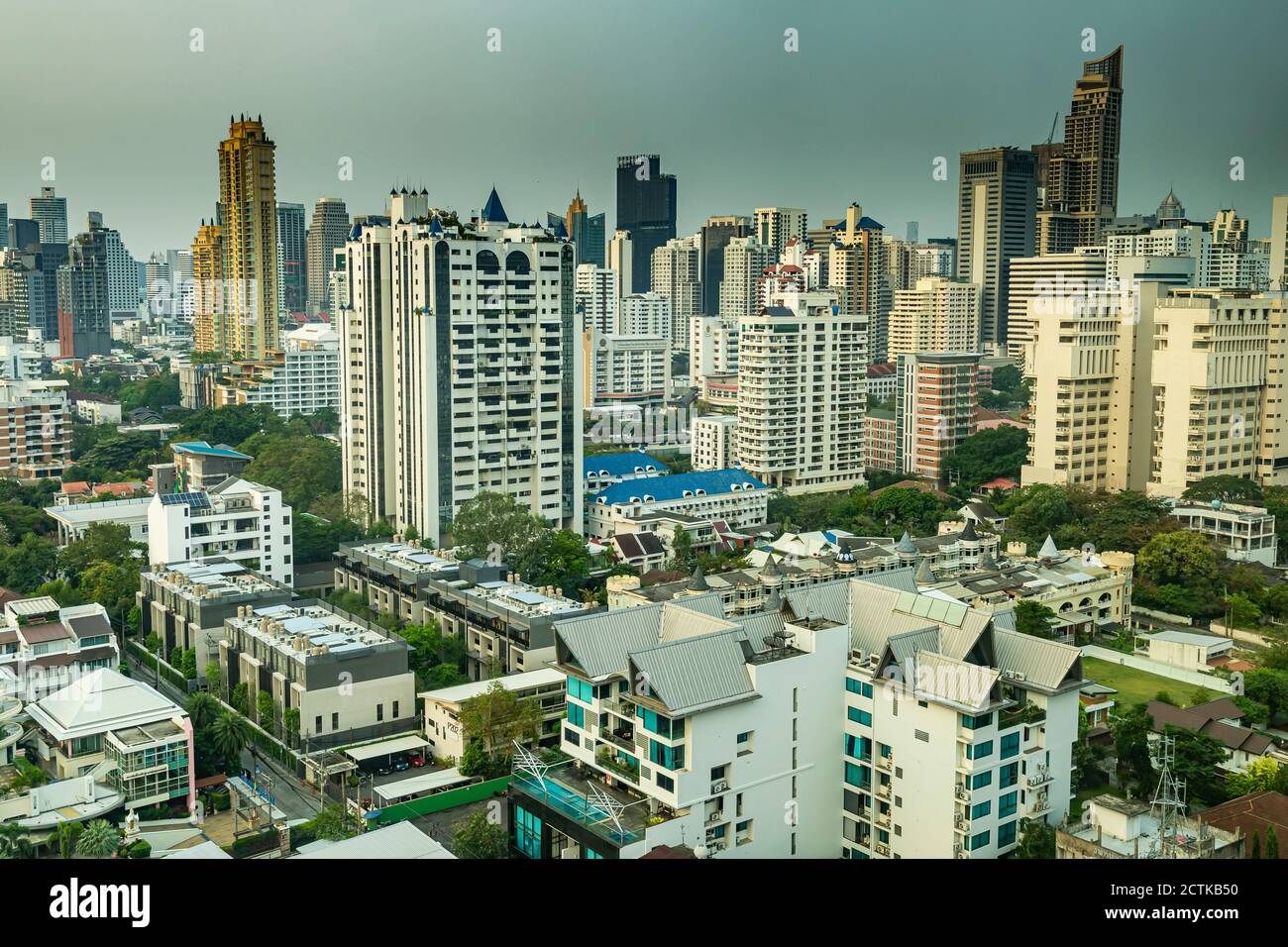 Thaïlande, Bangkok, vue aérienne des appartements résidentiels avec gratte-ciel du centre-ville en arrière-plan Banque D'Images