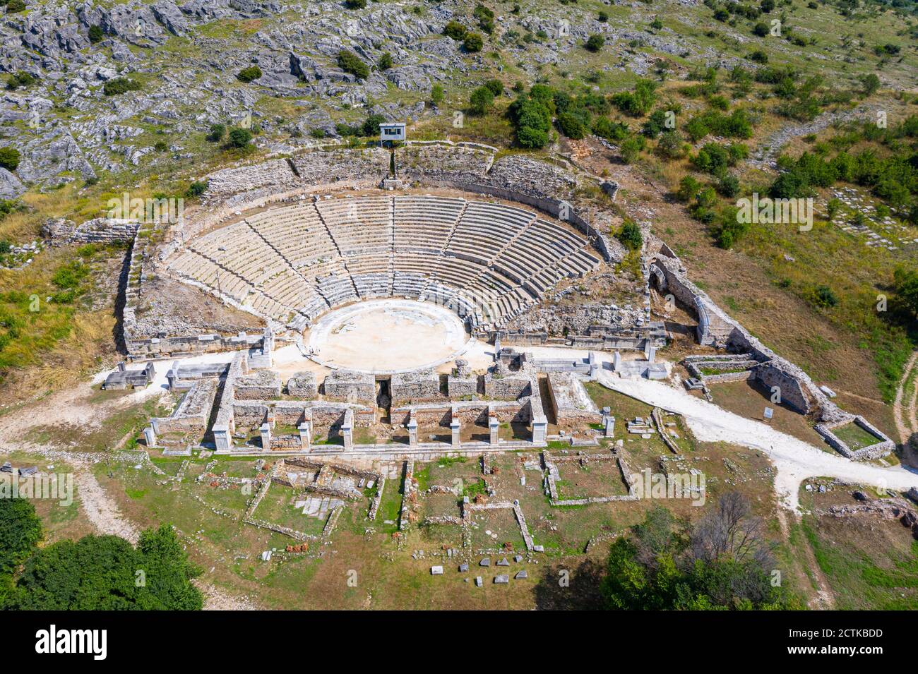 Grèce, Macédoine orientale et Thrace, Filippoi, vue aérienne de l'ancien amphithéâtre de Philippi par temps ensoleillé Banque D'Images