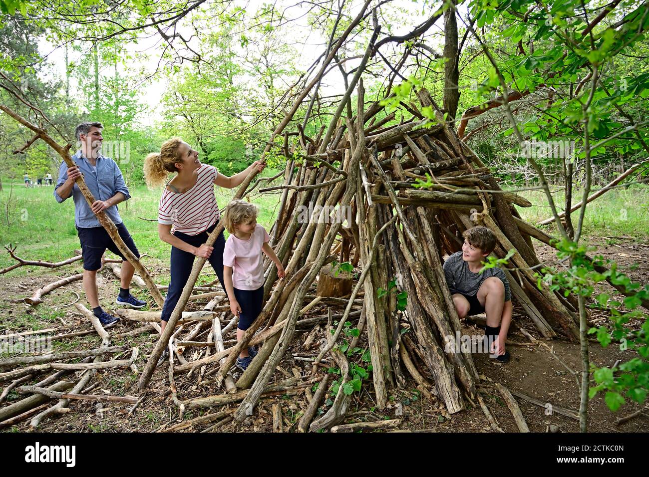 Camp de construction familiale avec forêt de rondins Banque D'Images