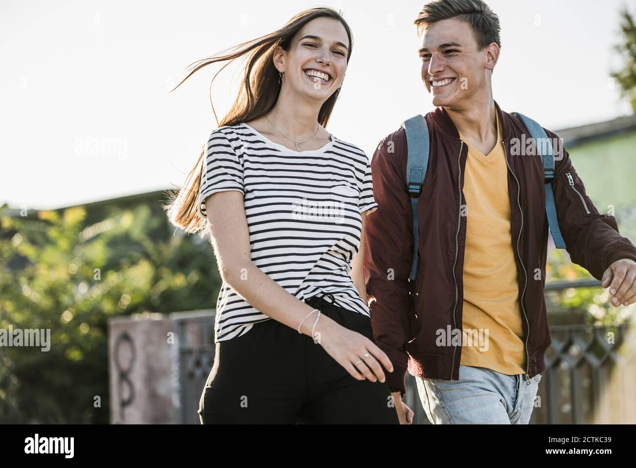 Joyeux jeune couple marchant ensemble Banque D'Images Joyeux jeune couple marchant ensemble Banque D'Images