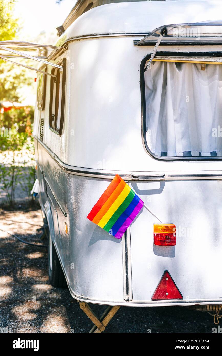 Gros plan du drapeau arc-en-ciel dans le feu arrière du camping-auto Banque D'Images