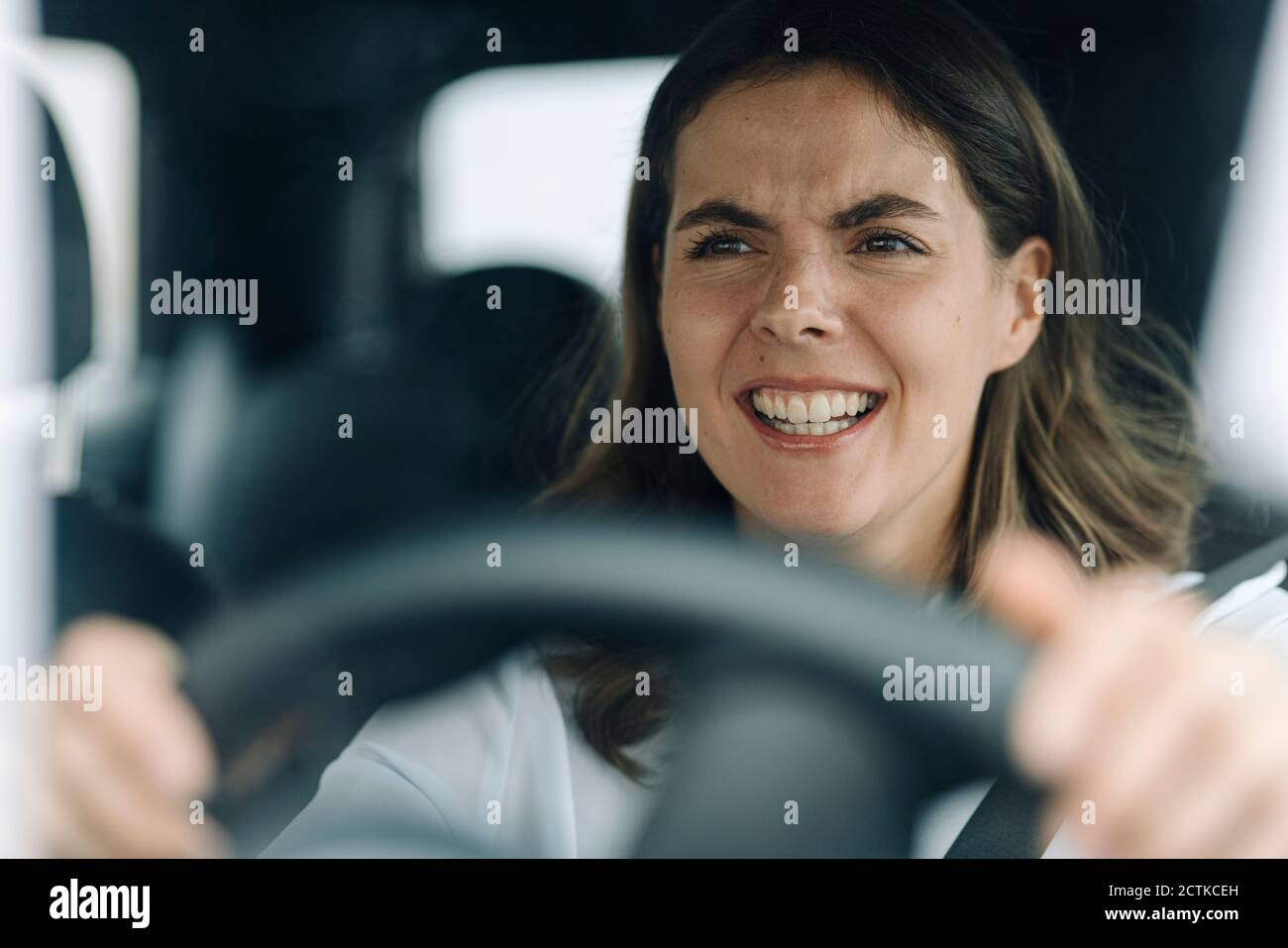 Une jeune femme qui se met en colère alors qu