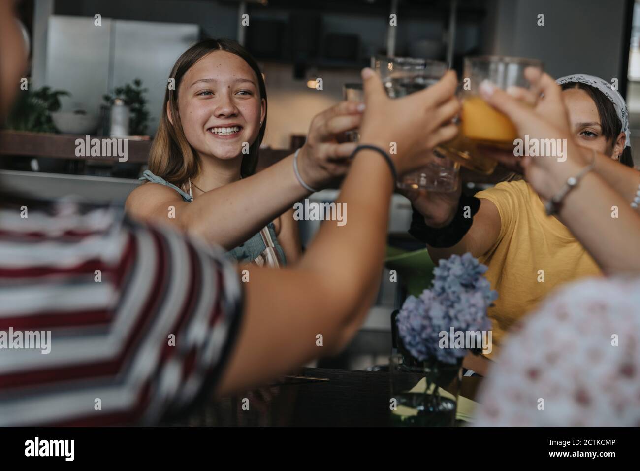 Groupe d'adolescentes qui se trinquent au brunch maison Banque D'Images