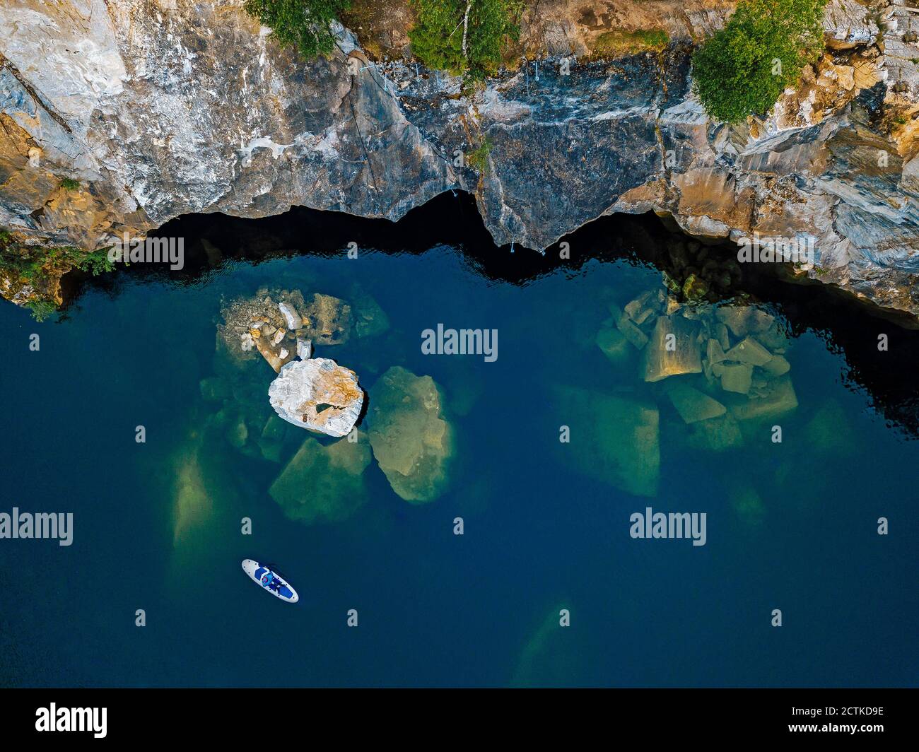 Vue aérienne du paddleboarder surfant sur des rochers de marbre submergés Lac Marble Banque D'Images