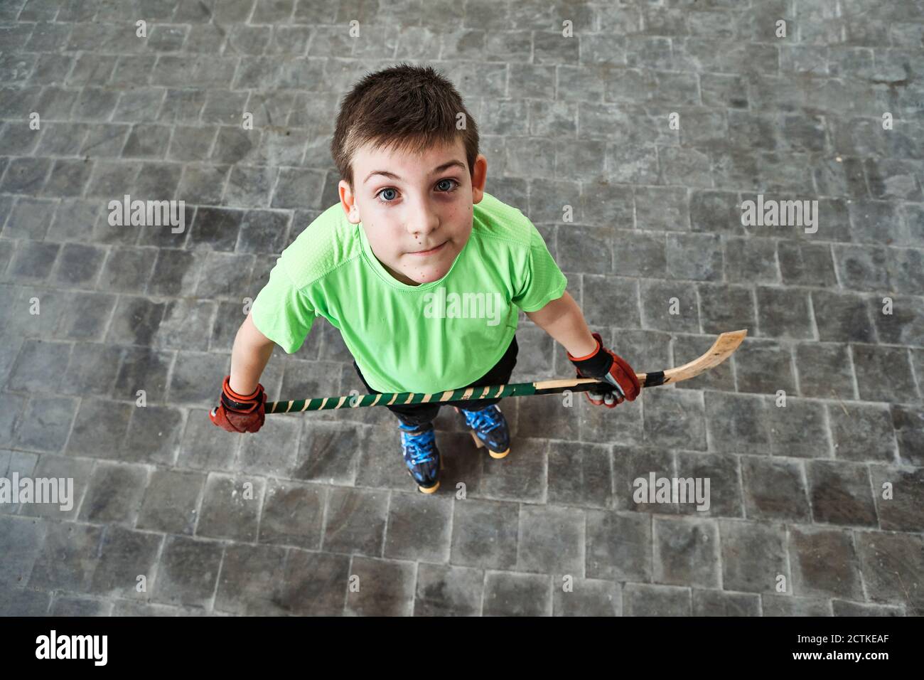 Garçon tenant un bâton de hockey sur le terrain Banque D'Images