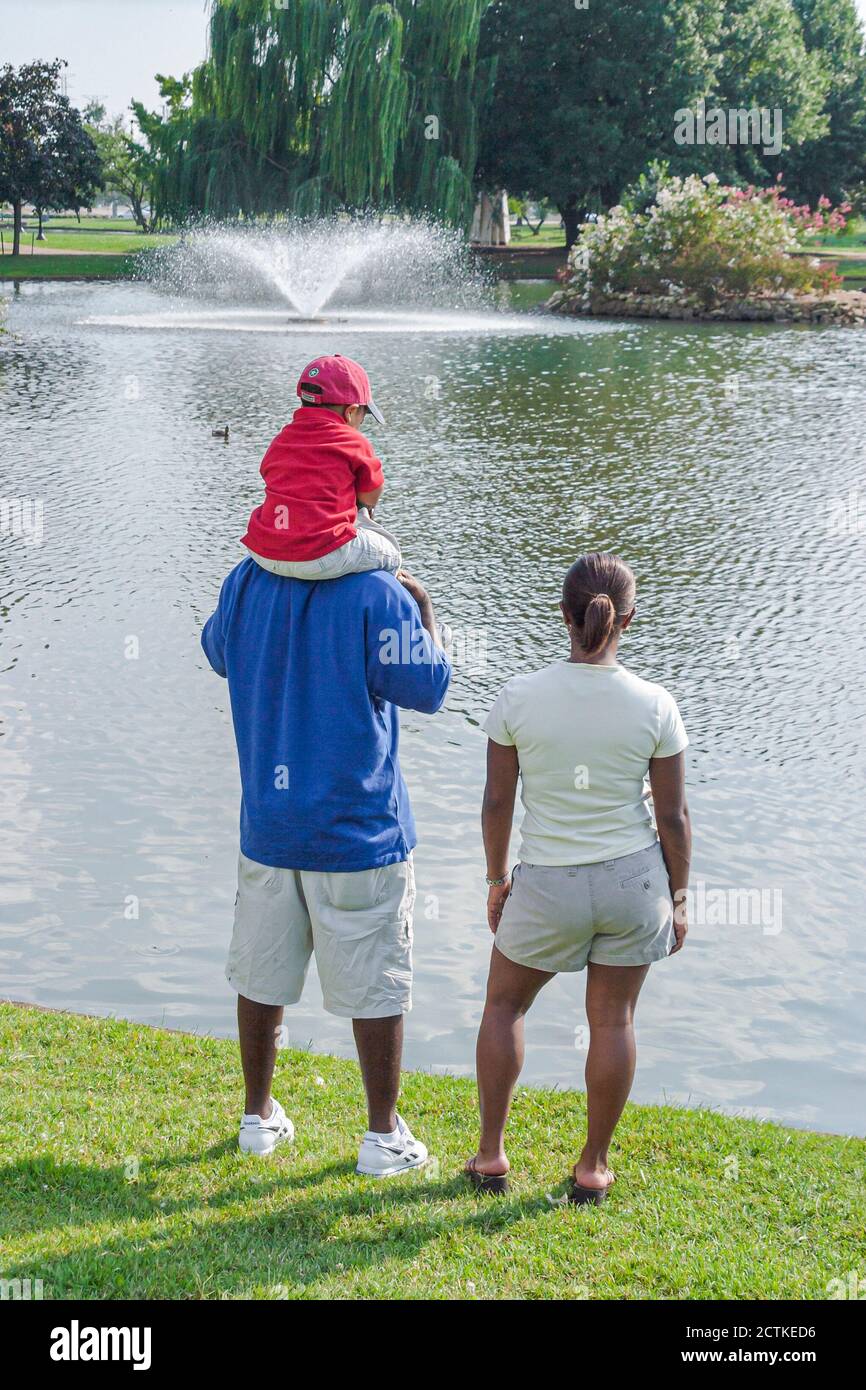 Huntsville Alabama, eau de fontaine de Big Spring Park, Black African African famille mère père fils garçon enfant, Banque D'Images