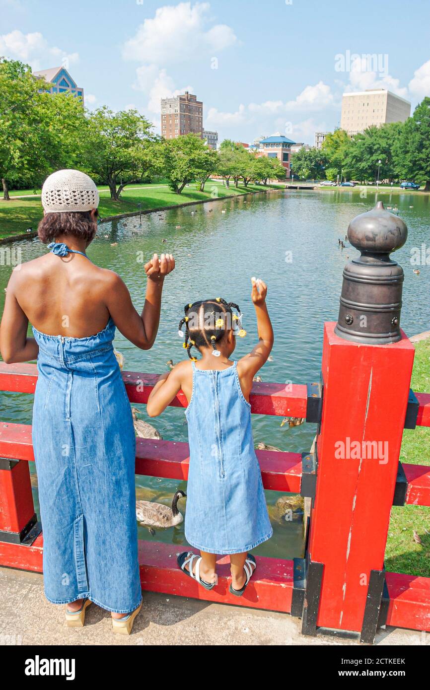Huntsville Alabama, eau de Big Spring Park, mère enfant d'Afrique noire, Banque D'Images