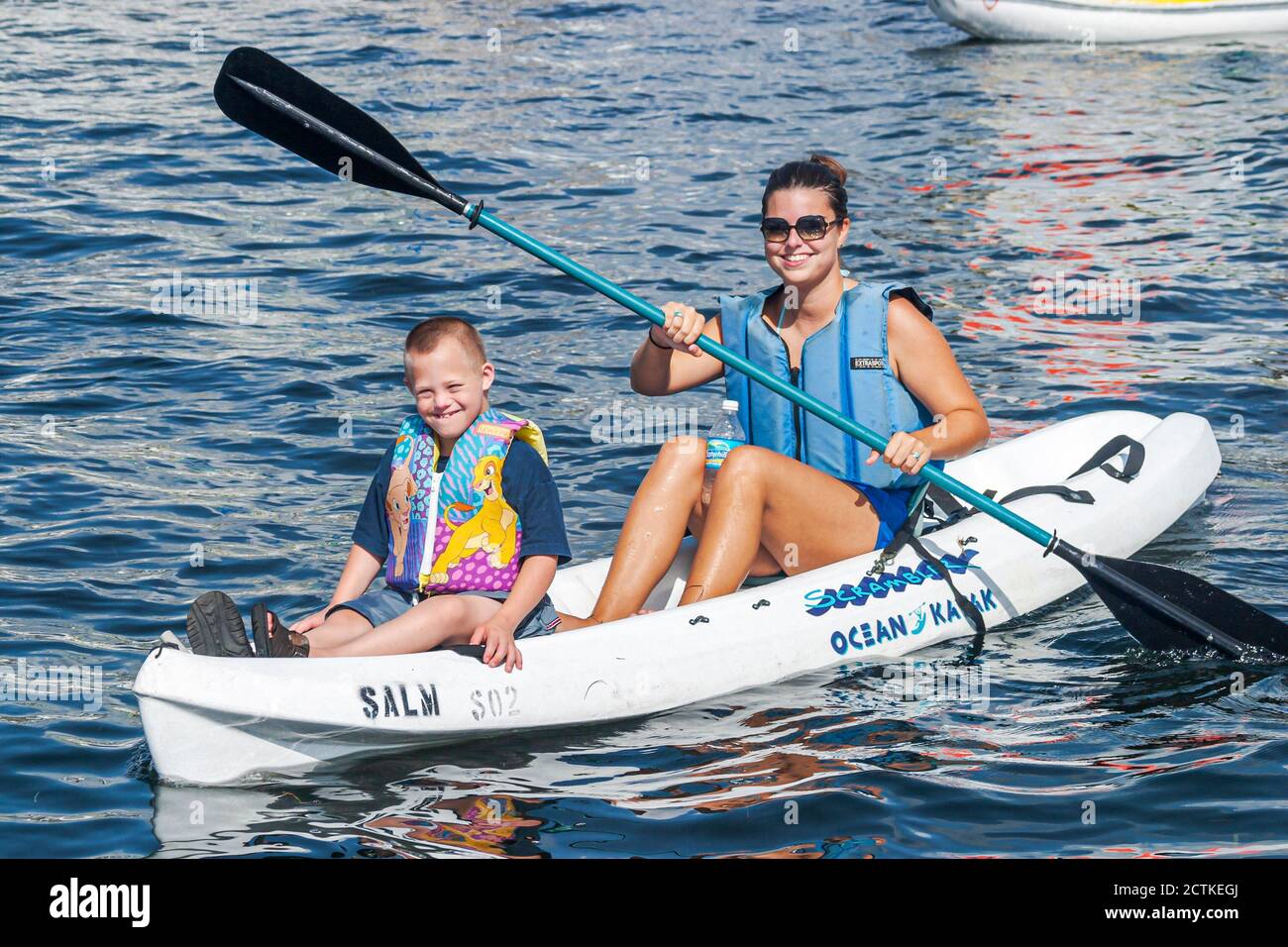 Florida Key Biscayne Coconut Grove Shake A Leg Program, étudiant étudiants handicapés besoins spéciaux, kayak spécialisé kayak garçon garçons femme f Banque D'Images
