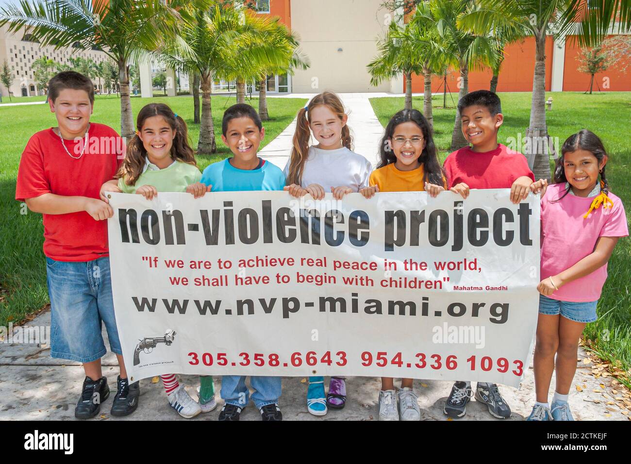 Miami Florida,non violence Project USA,enseignement étudiant étudiants non comportement violent, garçons garçon fille fille sourires souriants, tenir la bannière, hispanique Banque D'Images