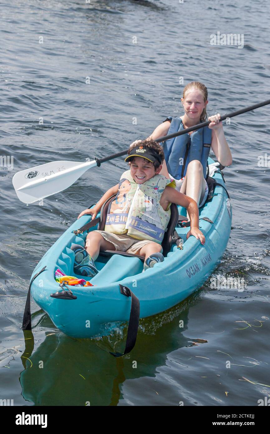 Florida Key Biscayne Coconut Grove Shake A Leg Programme, étudiants handicapés besoins spéciaux, kayak conseiller spécialisé en kayak pagaie Banque D'Images