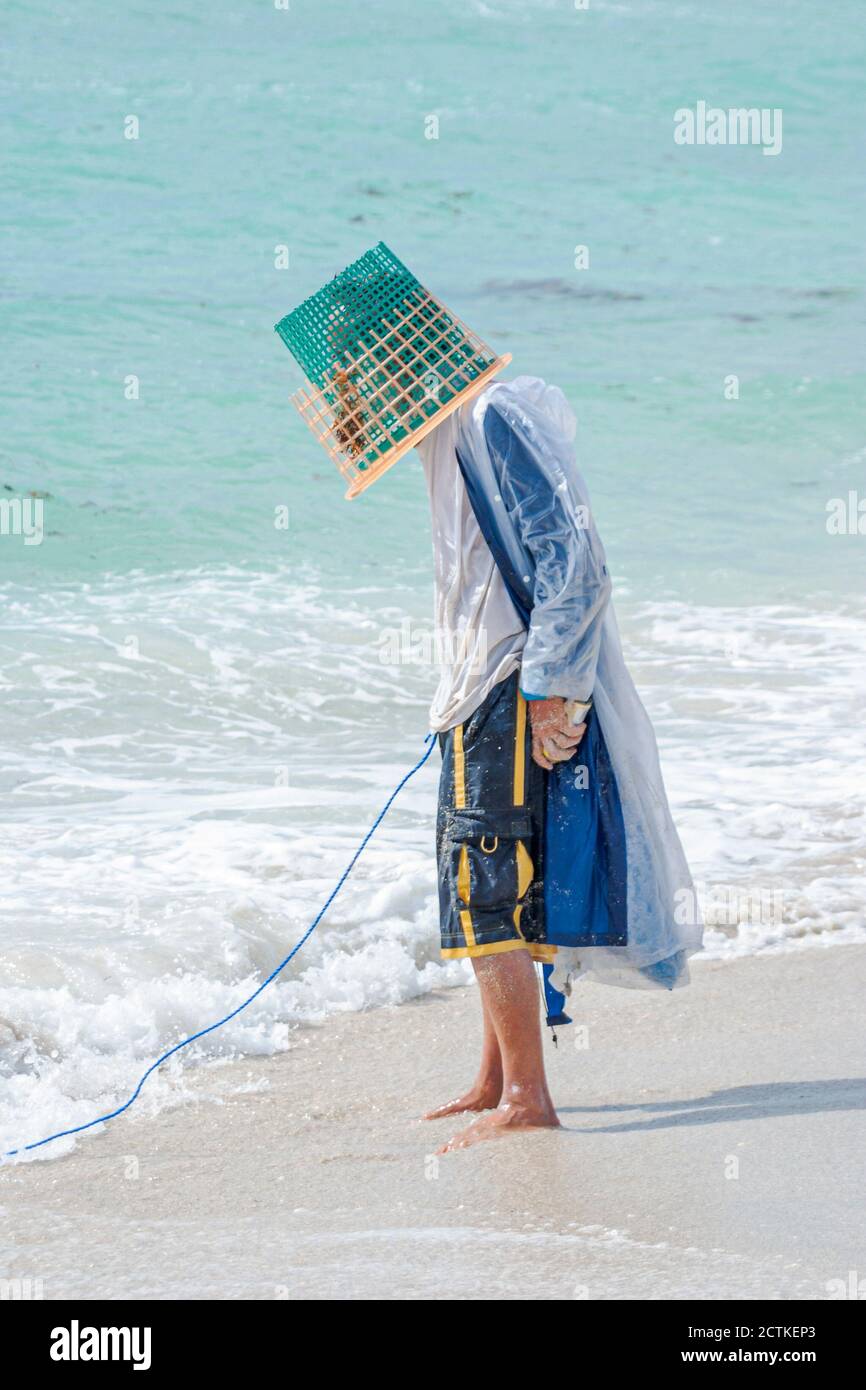 Miami Beach Florida, mentalement malade vagrant, sans-abri mendiant bbum vagabond, porte le panier sur la tête, Amérique américaine, Banque D'Images