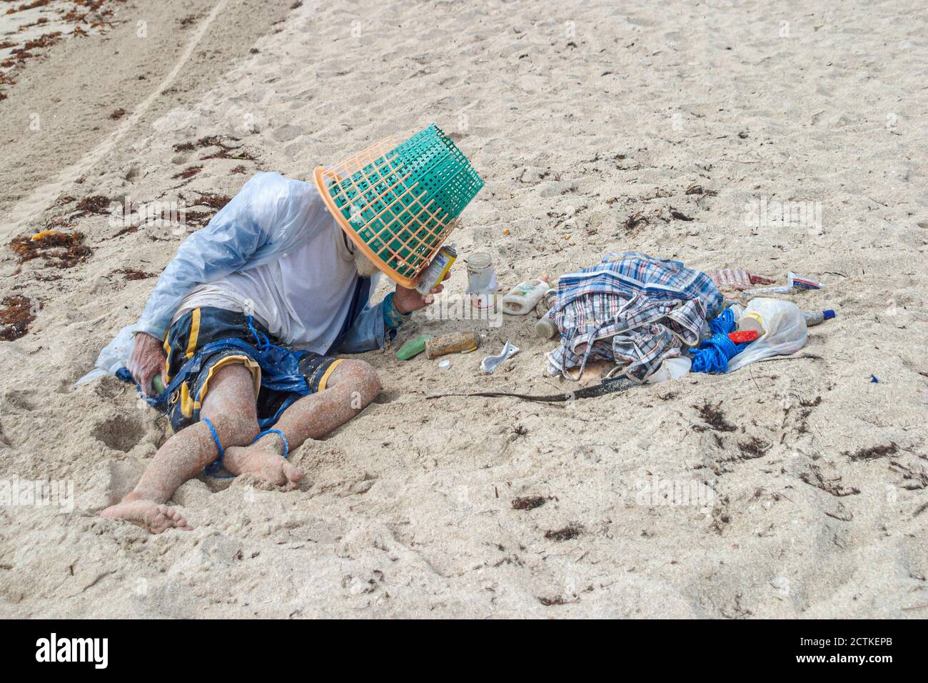 Miami Beach Florida, mentalement malade vagrant, sans-abri mendiant bbum vagabond, porte le panier sur la tête, Amérique américaine, Banque D'Images