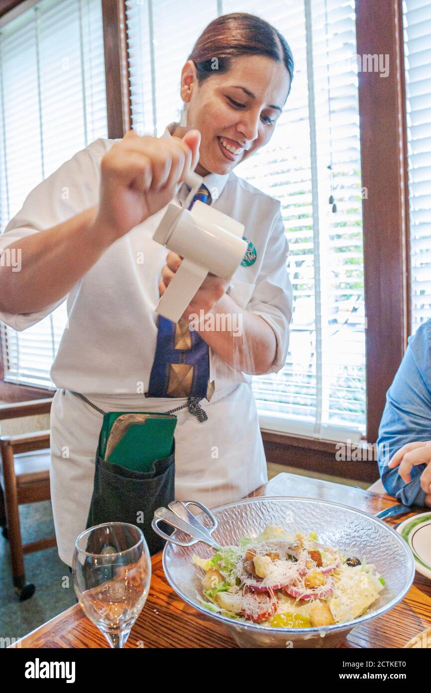 Miami Florida, restaurant Olive Garden restaurants, cuisine, serveur de serveuse ajoute un moulin à fromage, Banque D'Images Miami Florida, restaurant Olive Garden restaurants, cuisine, serveur de serveuse ajoute un moulin à fromage, Banque D'Images