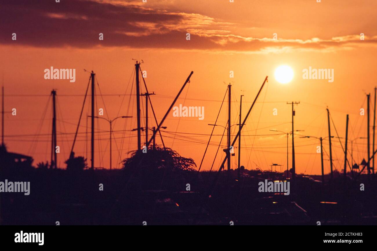 Coucher de soleil sur le port, ciel orange. Banque D'Images