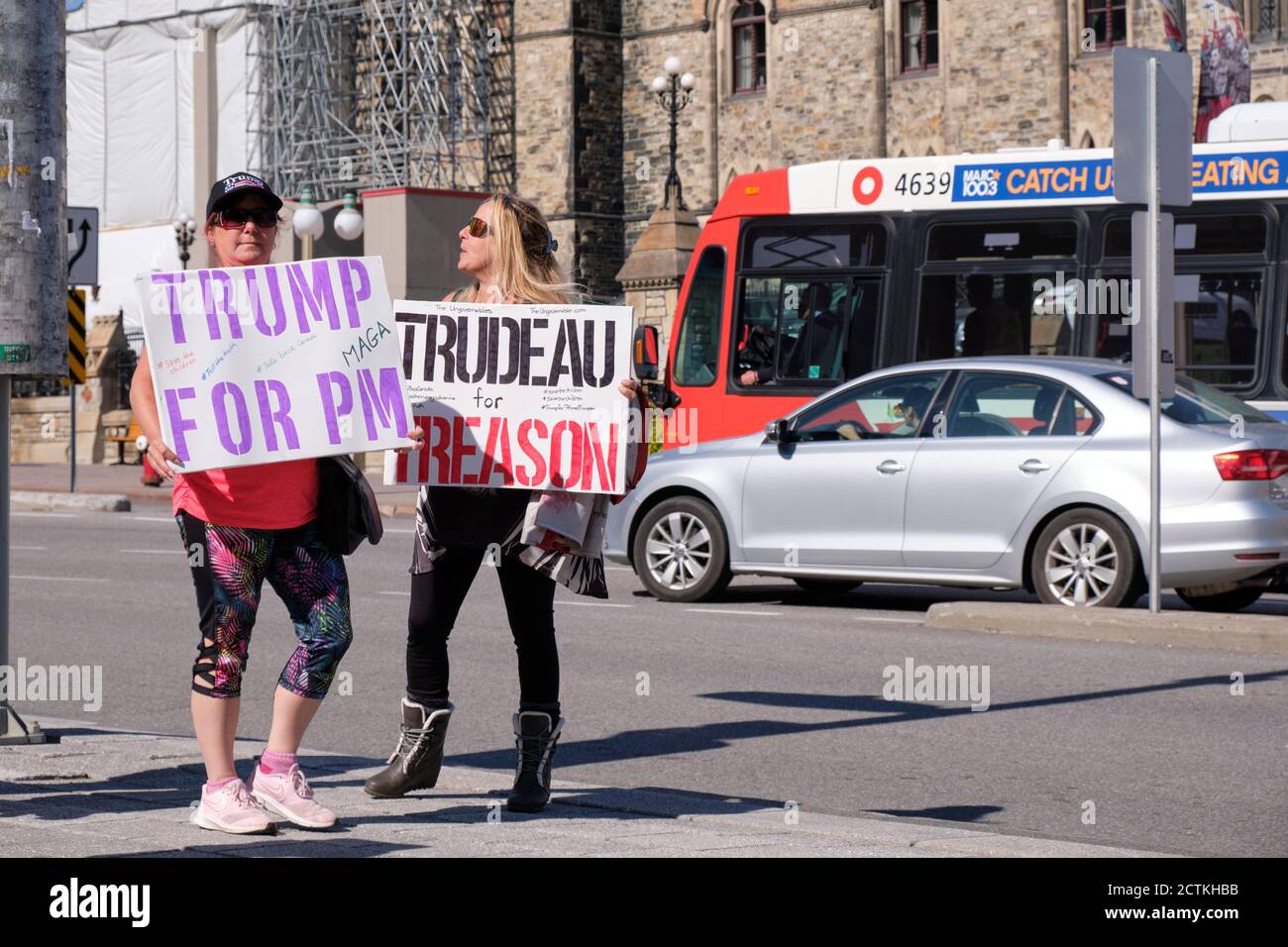 Manifestant devant le Parlement canadien avec des pancartes exigeant la destitution du PM Trudeau pour être remplacé par Trump Banque D'Images