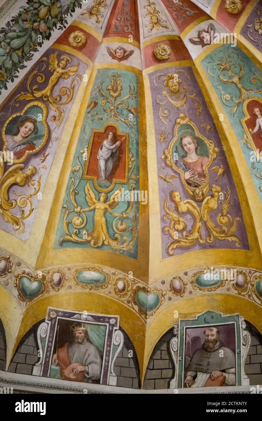 Todi, Ombrie, Italie. Panneaux en plein air avec dôme dans le musée étrusque-romain. Banque D'Images