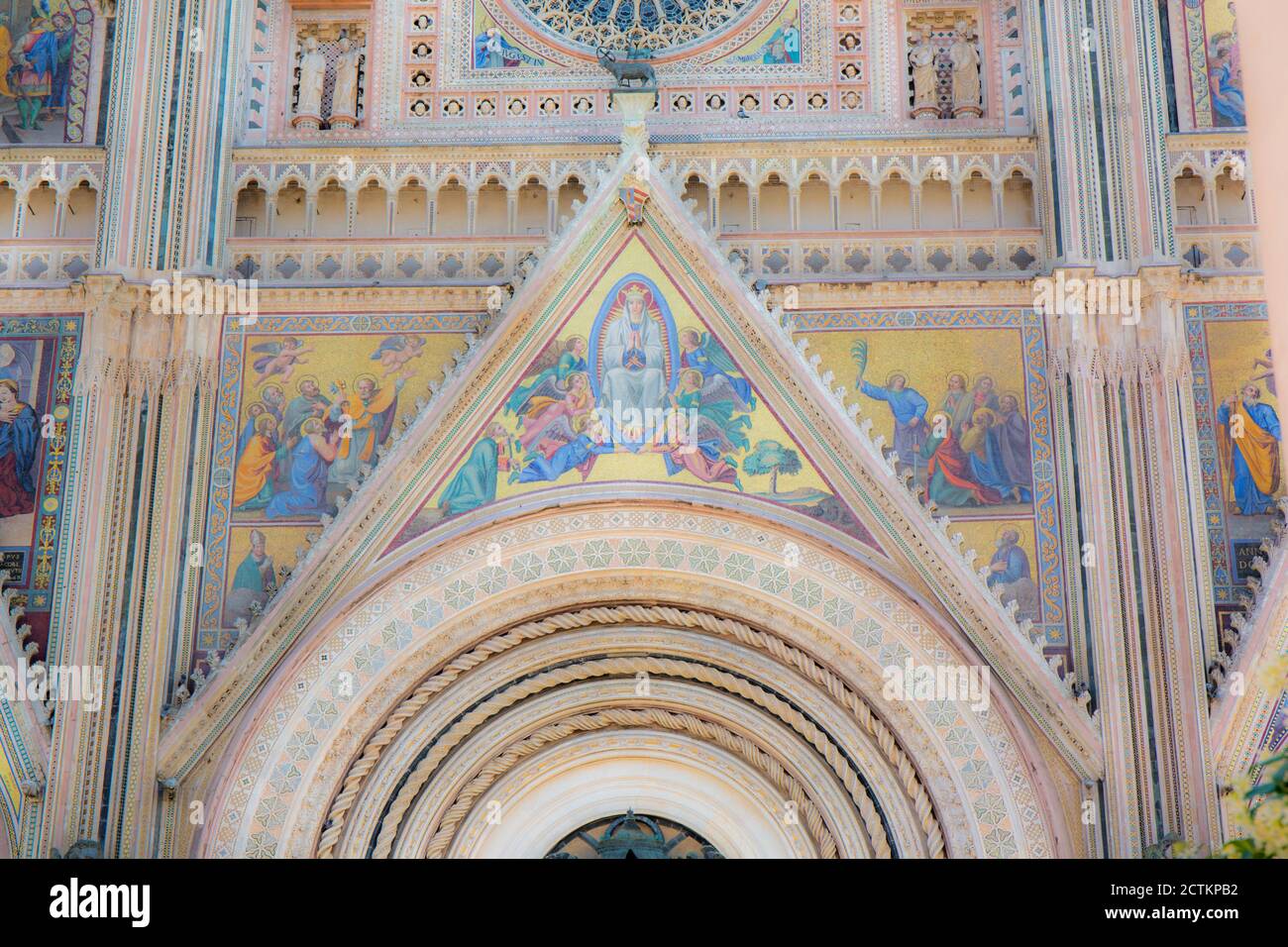 Orvieto, région de l'Ombrie, Italie. Extérieur gros plan de l'avant de la cathédrale Orvieto vers 1330 a une façade gothique colorée, divisée par quatre piliers, Banque D'Images