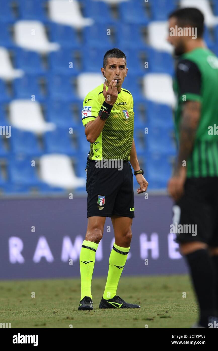 Livio Marinelli(arbitre) pendant le match italien « Serie A » entre Sassuolo 1-1 Cagliari au stade Mapei le 20 septembre 2020 à Reggio Emilia, Italie. Photo de Maurizio Borsari/AFLO Banque D'Images