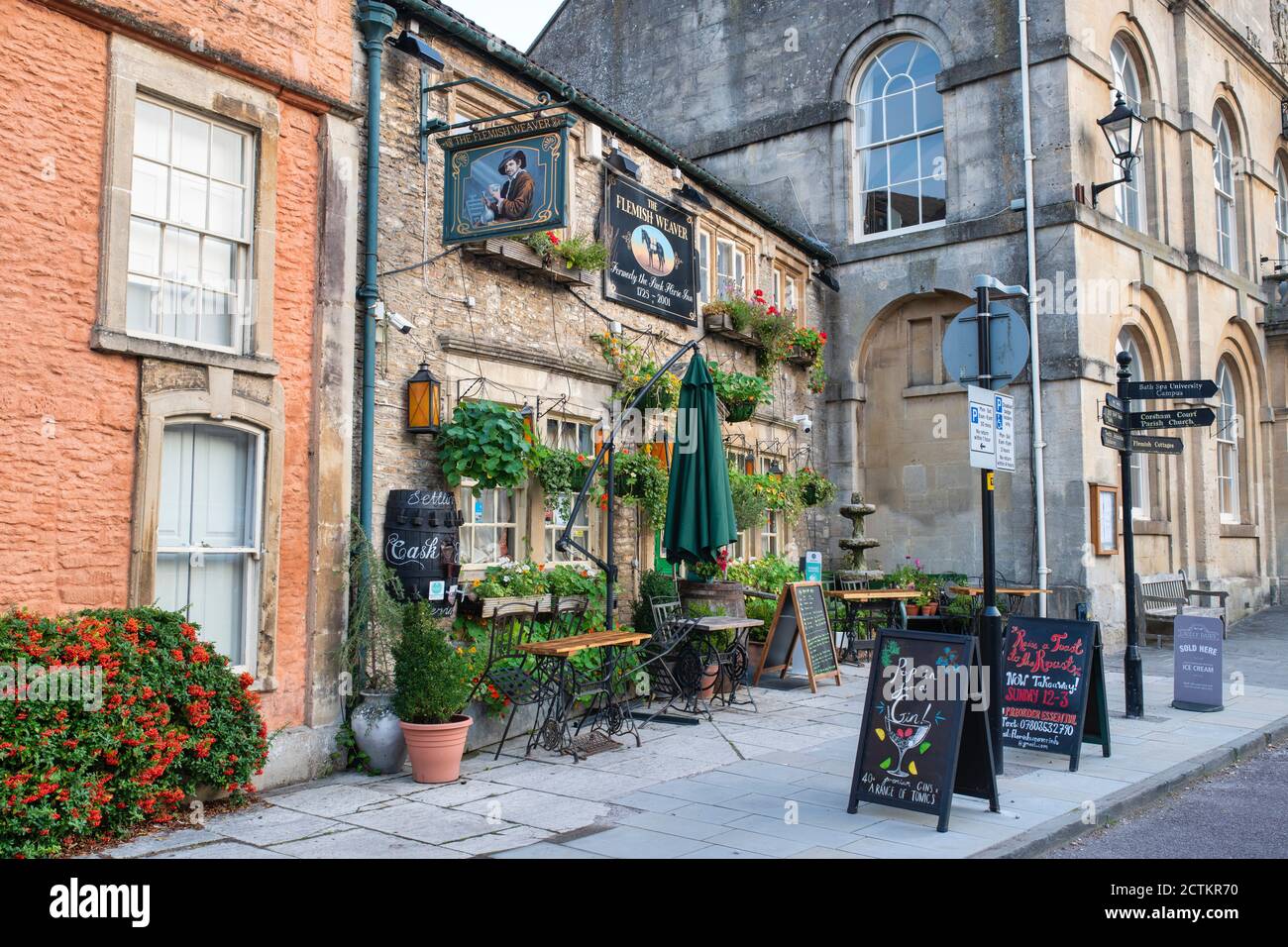 Le pub Flamand Weaver le long de la rue haute en début de matinée. Corsham, Cotswolds, Wiltshire, Angleterre Banque D'Images