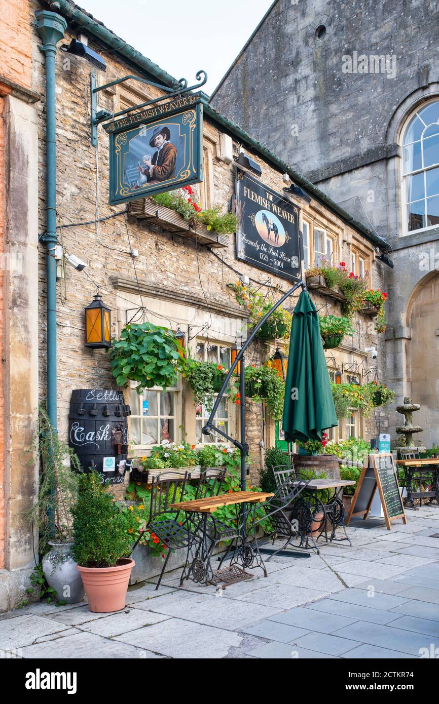 Le pub Flamand Weaver le long de la rue haute en début de matinée. Corsham, Cotswolds, Wiltshire, Angleterre Banque D'Images