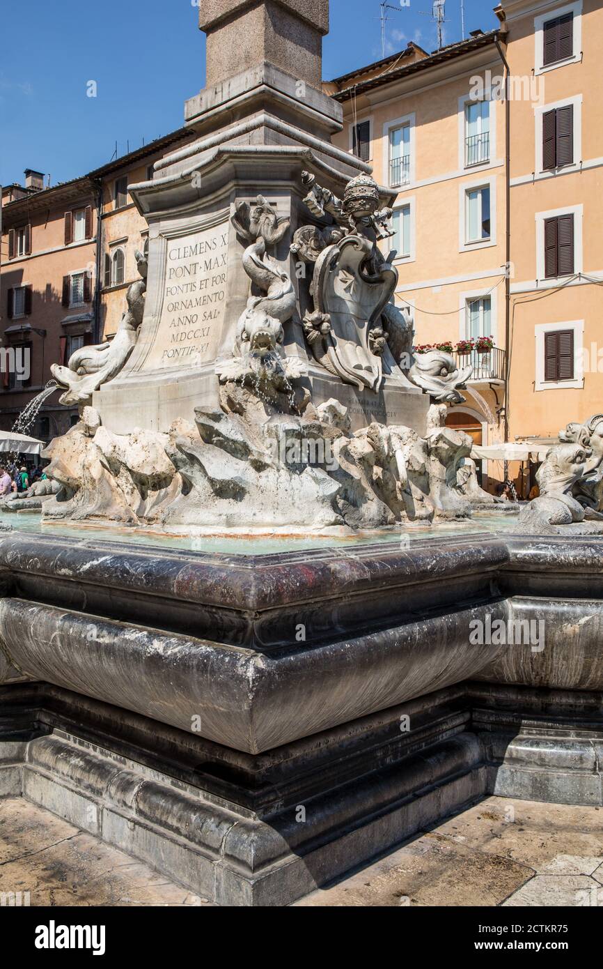 Rome, région du Latium, Italie. Fontaine à l'extérieur du Panthéon, ou Fontana del Panthéon, et est surmontée par un obélisque égyptien. (Pour utilisation éditoriale sur Banque D'Images