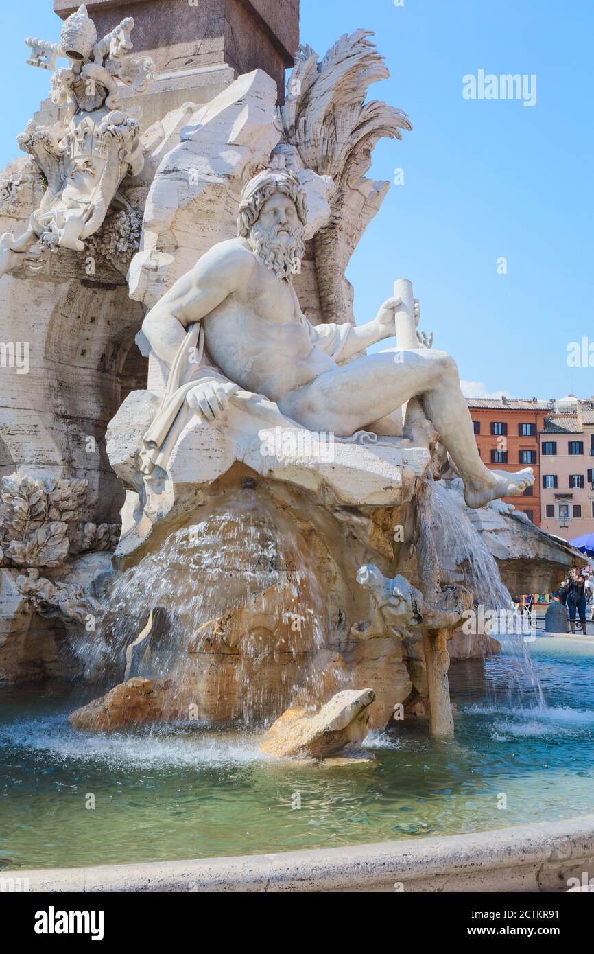 Rome, région du Latium, Italie. Fontana dei Quattro Fiumi (Fontaine des quatre fleuves) est une fontaine de la Piazza Navona, montrant le Dieu de la rivière Ganges. Banque D'Images