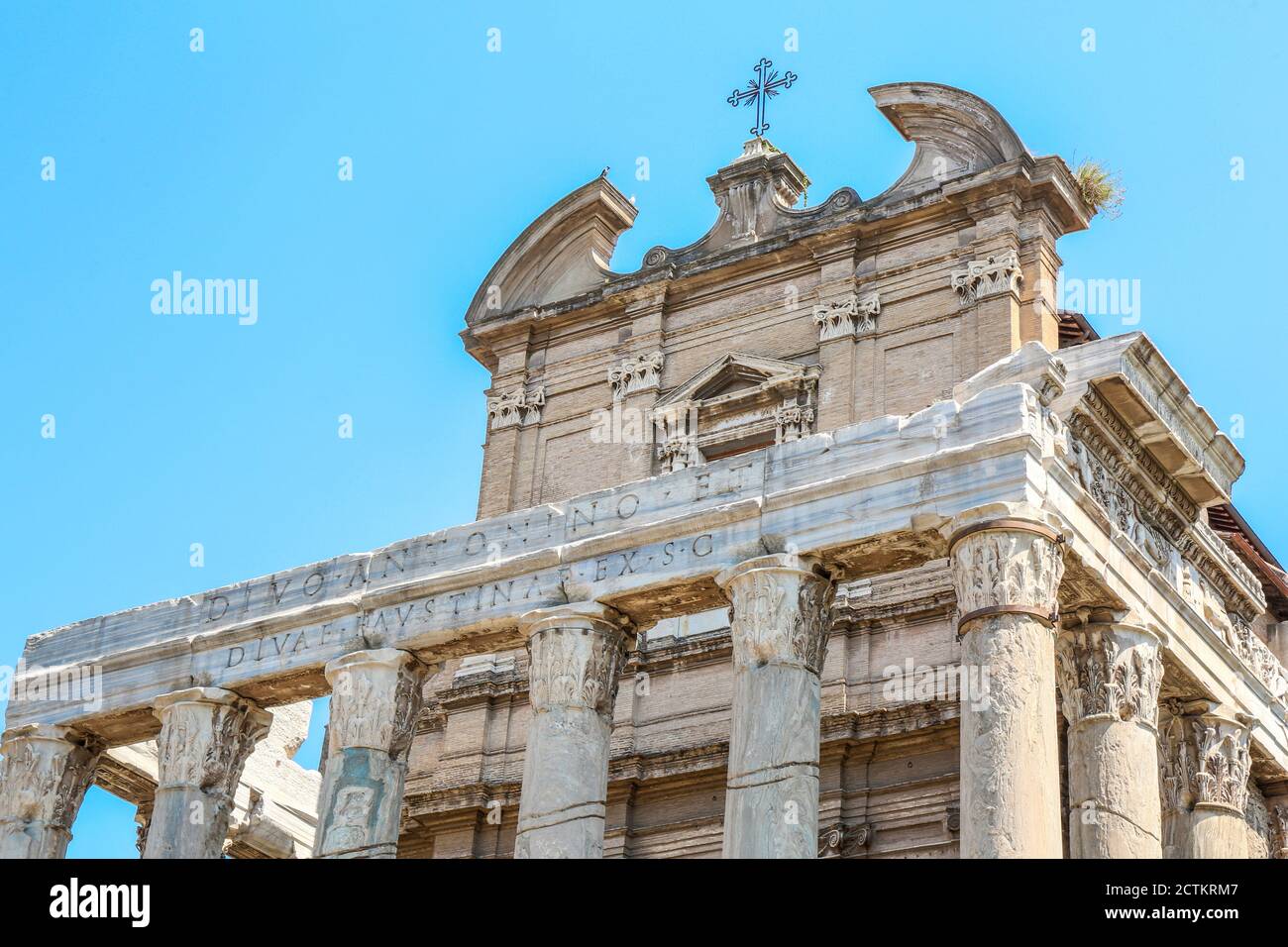 Rome, Latium, Italie. Le Temple d'Antoninus Pie et Faustina. Banque D'Images