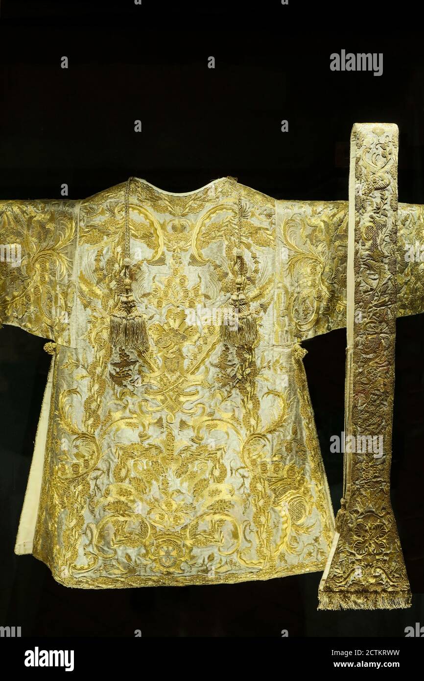 Rome, région du Latium, Italie. Cession de chasuble sauvée pour le bourgeois pontifical. Fil d'argent Silk Avoria. Broderie : fils dorés en argent ; première hal Banque D'Images