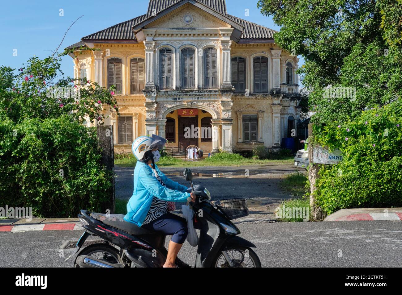 Un motocycliste passe devant une vieille villa chinoise ou de style peranakan ; Krabi Road dans la vieille ville (Chinatown) de Phuket Town, Thaïlande Banque D'Images