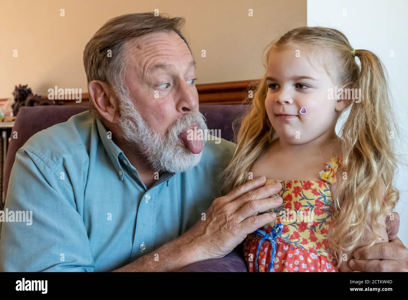 Lily, 3 ans, agit de façon stupide avec Grandpa Horton Banque D'Images