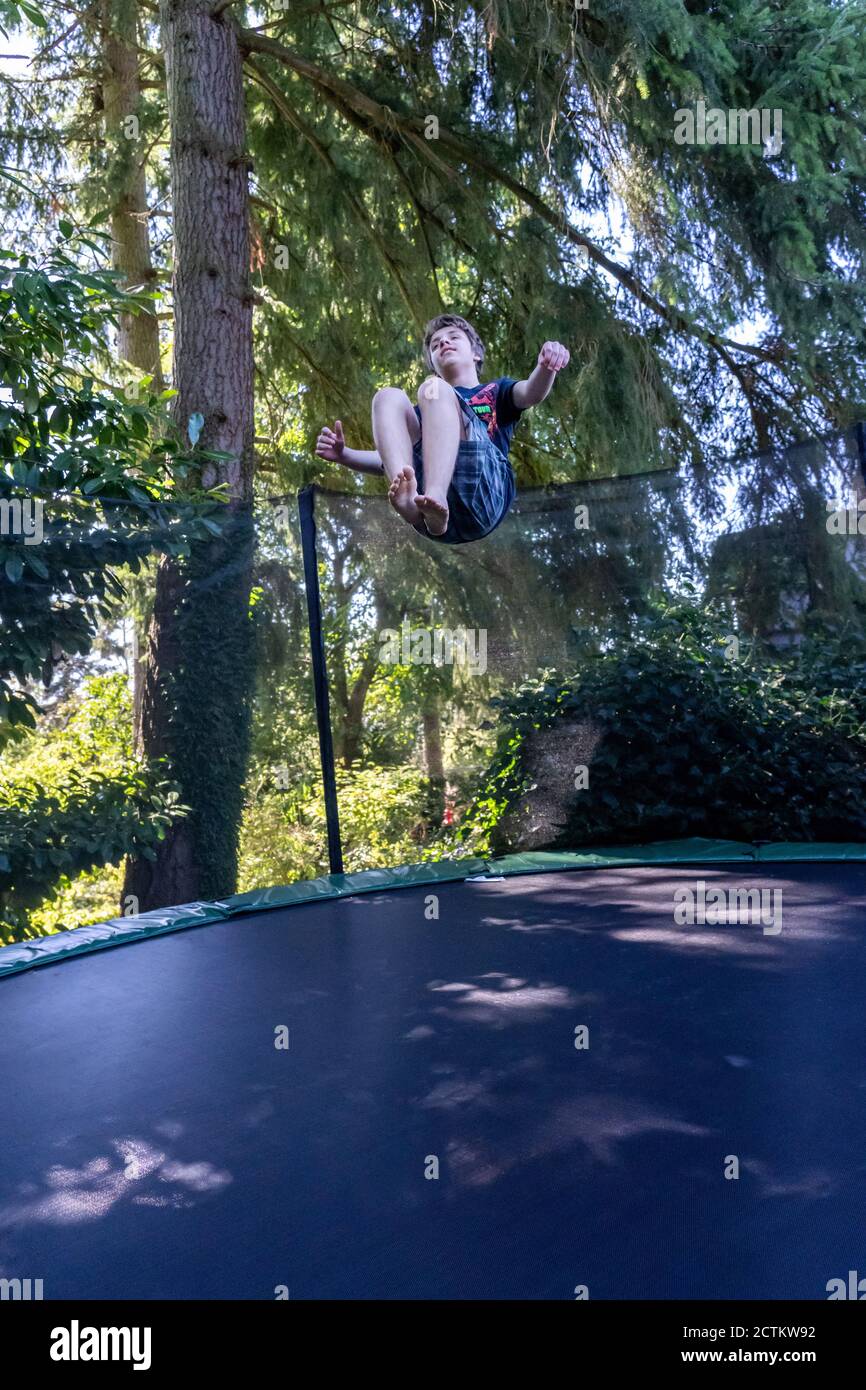 Lynwood, Washingtin, États-Unis. un garçon de 17 ans rebondit et se retourne sur son trampoline. Banque D'Images