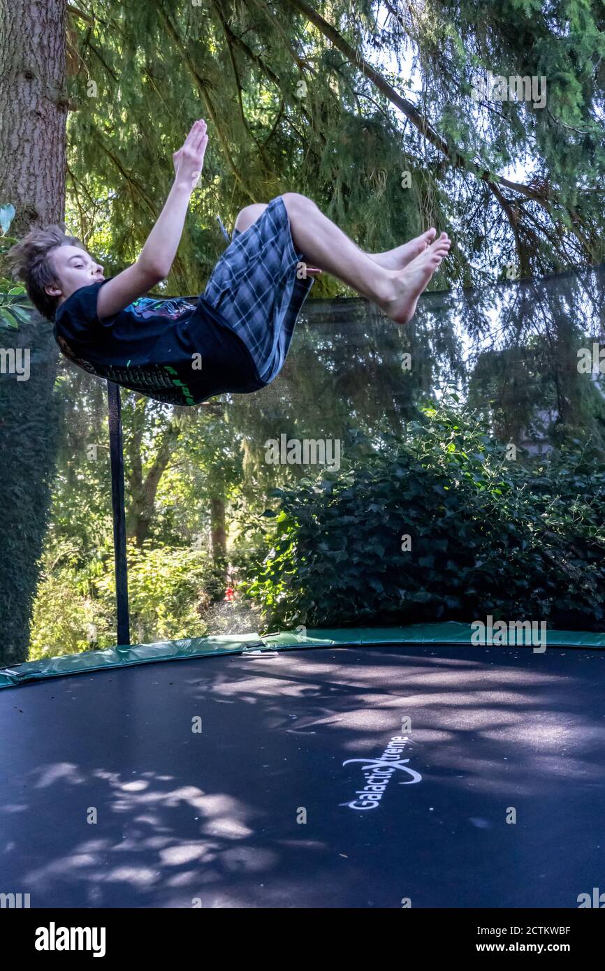 Lynwood, Washingtin, États-Unis. un garçon de 17 ans rebondit et se retourne sur son trampoline. Banque D'Images