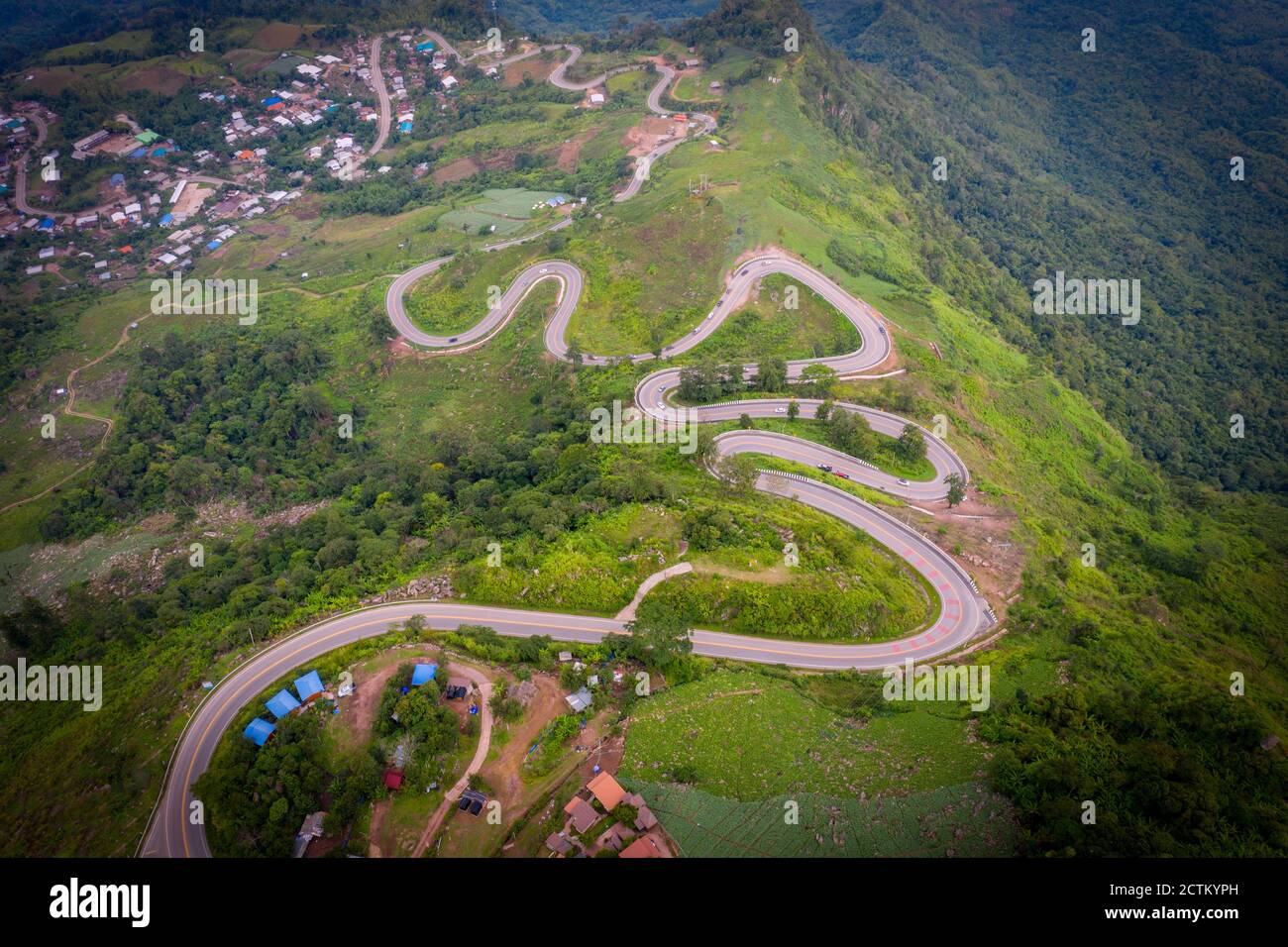 Vue aérienne de dessus de la montagne et de la route à Phu Thap Boek le matin. Phetchabun Thaïlande. Banque D'Images