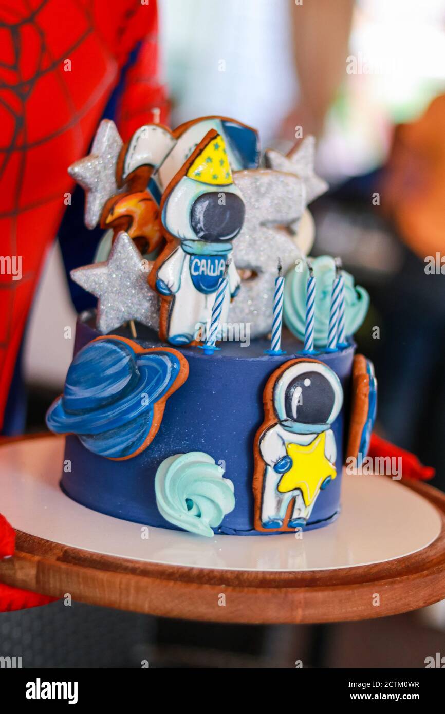 Gateau De Style Espace Pour Enfants Avec Figurines En Pain D Epice Photo Stock Alamy