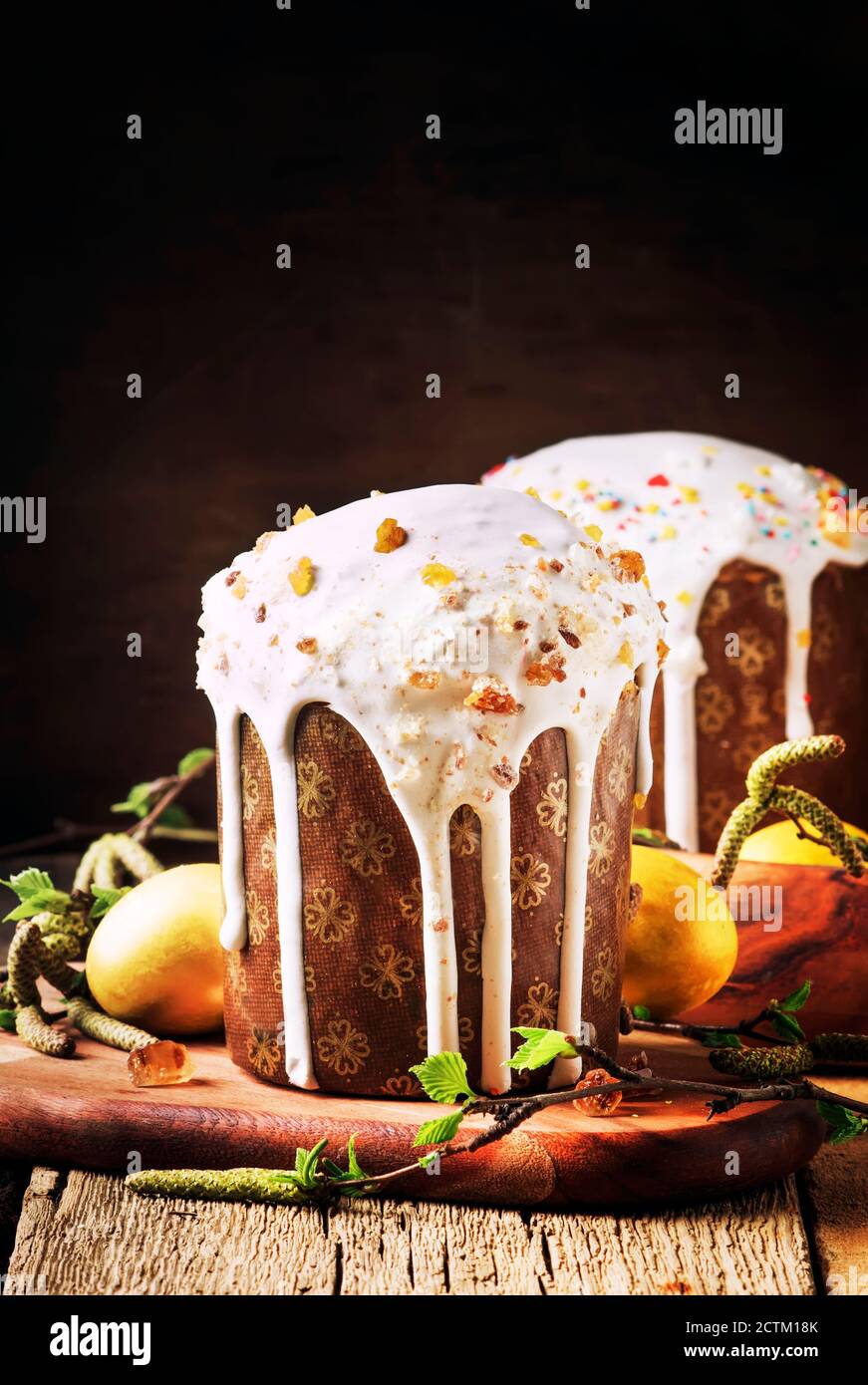Gateau De Paques Traditionnel Russe Kulich Aux œufs Jaunes D Or Colores Decore De Fruits Confits Et De Noix Avec Des Branches De Bouleau Et Des Pousses Vinta Photo Stock Alamy