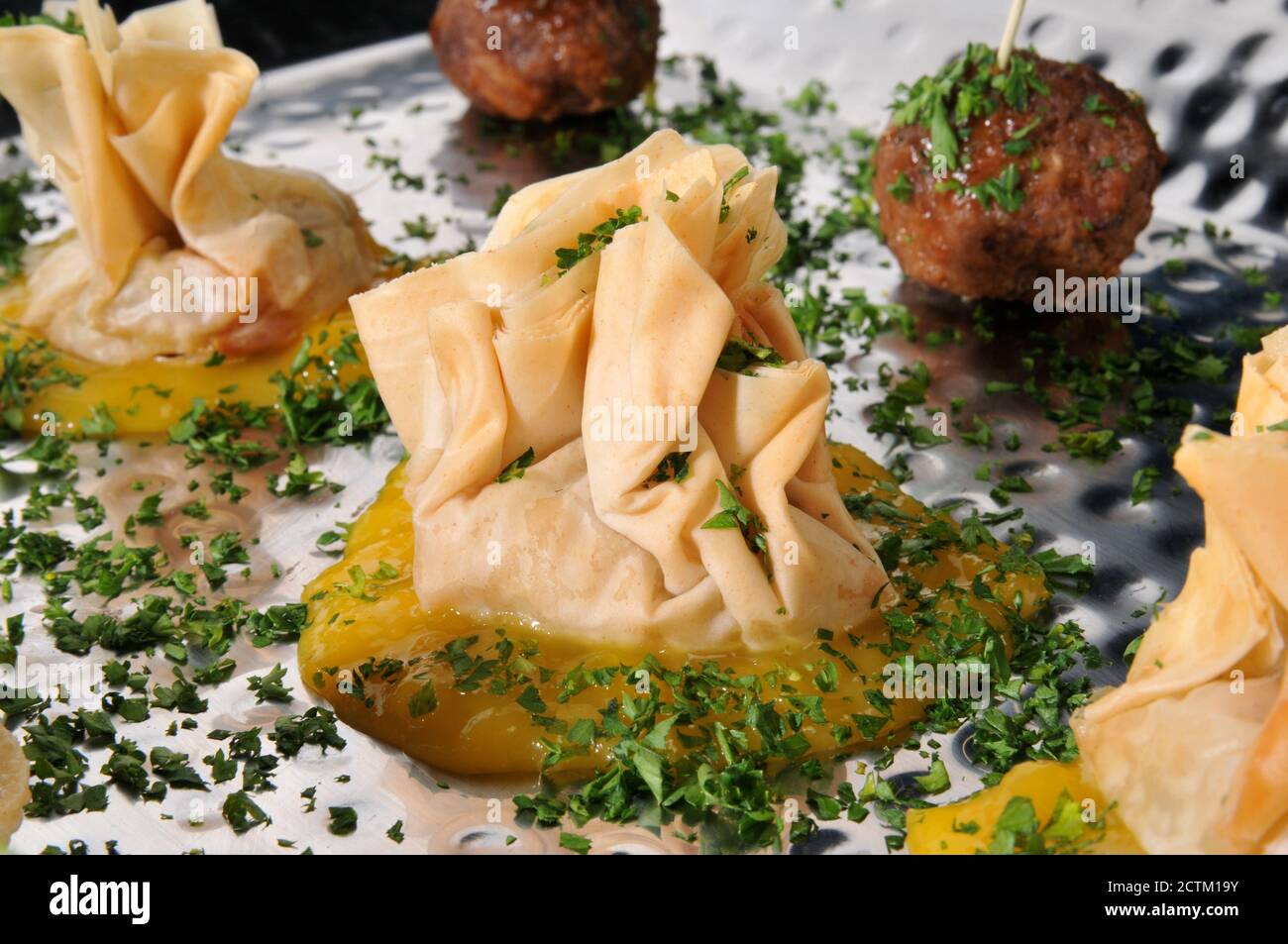 Un plateau de hors-d'œuvre avec photo de stock de boulettes de viande suédoises. Photos libres de droits. Banque D'Images