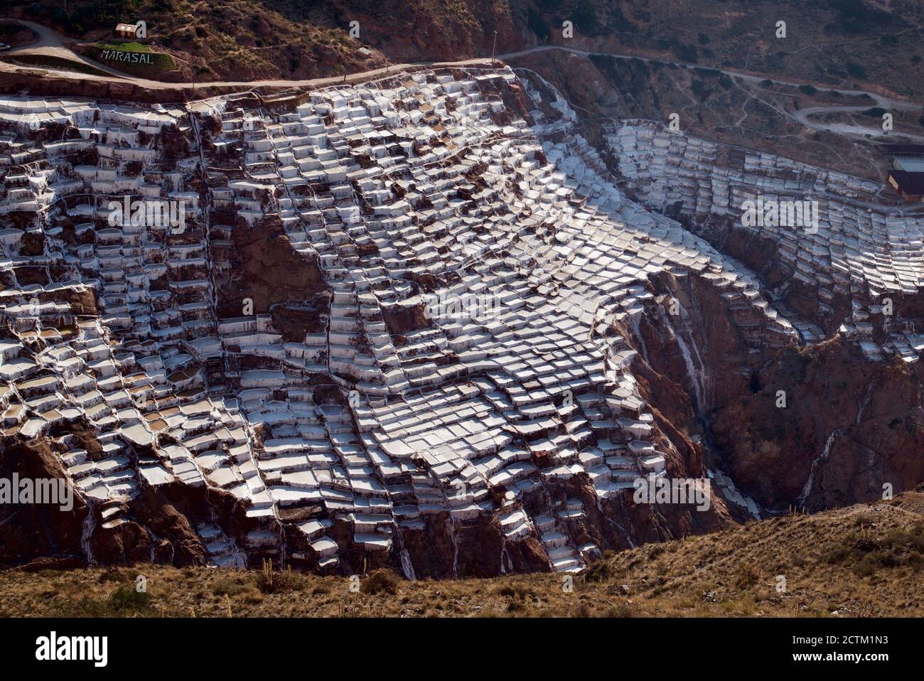 Vue d'ensemble des salteworks de Maras depuis la colline en face Banque D'Images