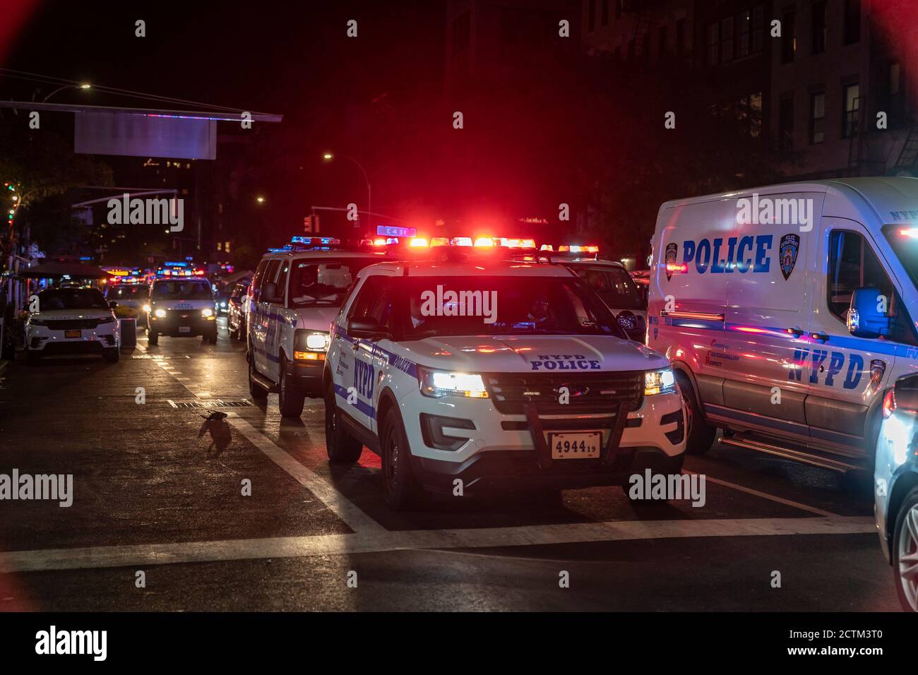 New York, États-Unis. 23 septembre 2020. La police veille à ce que des centaines de personnes protestent après que des policiers non inculpés pour avoir tué Breonna Taylor dans les rues de New York le 2020 septembre. Les manifestants ont bloqué la circulation dans les rues de Manhattan et de Brooklyn ainsi que sur les ponts. La manifestation était pacifique et aucune arrestation n'a été effectuée. (Photo de Lev Radin/Sipa USA) crédit: SIPA USA/Alay Live News Banque D'Images