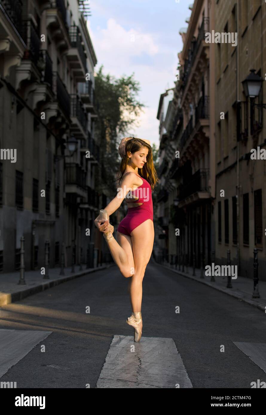 Danse ballerine dans les rues Banque D'Images